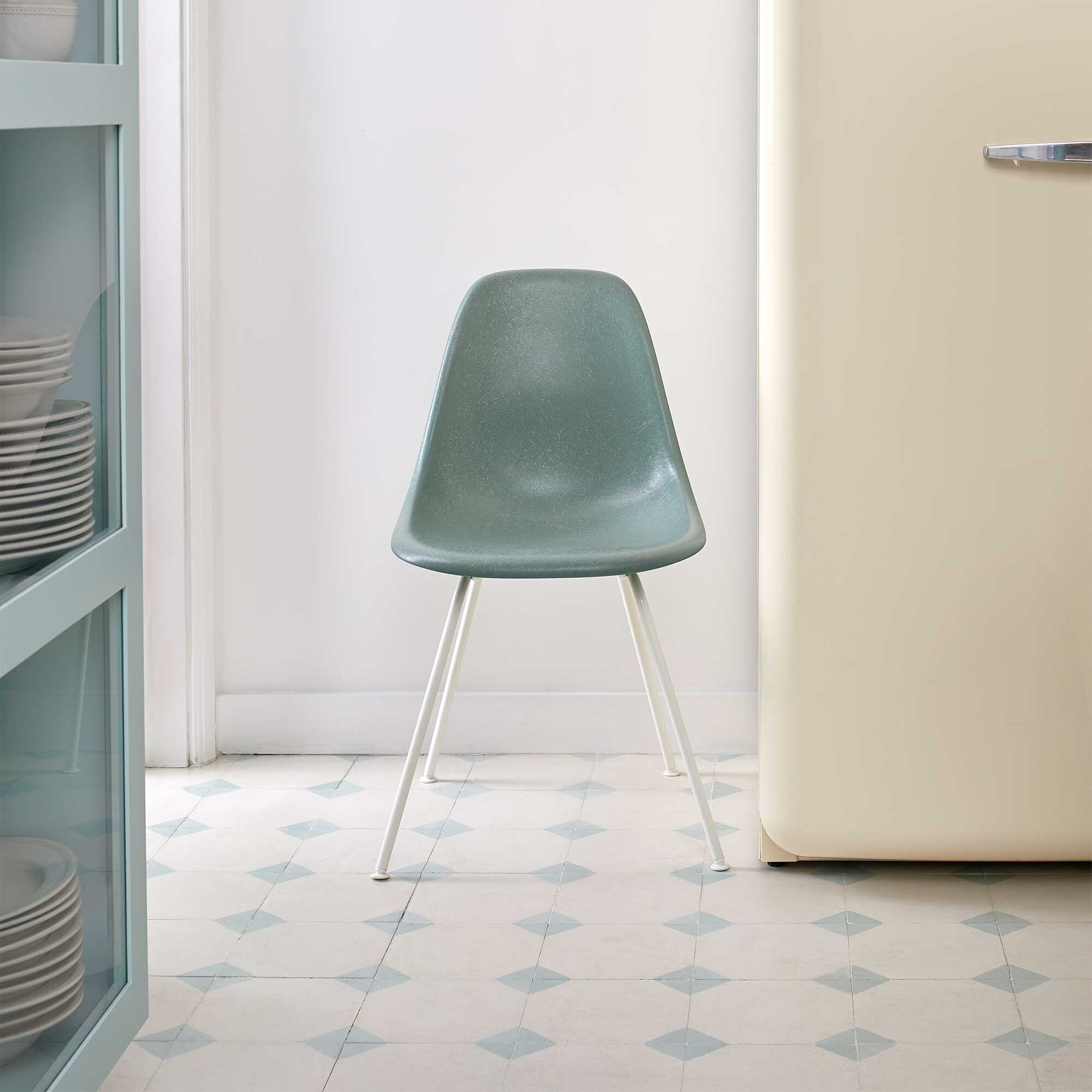 Eames Fiberglass Side Chair DSX White Base