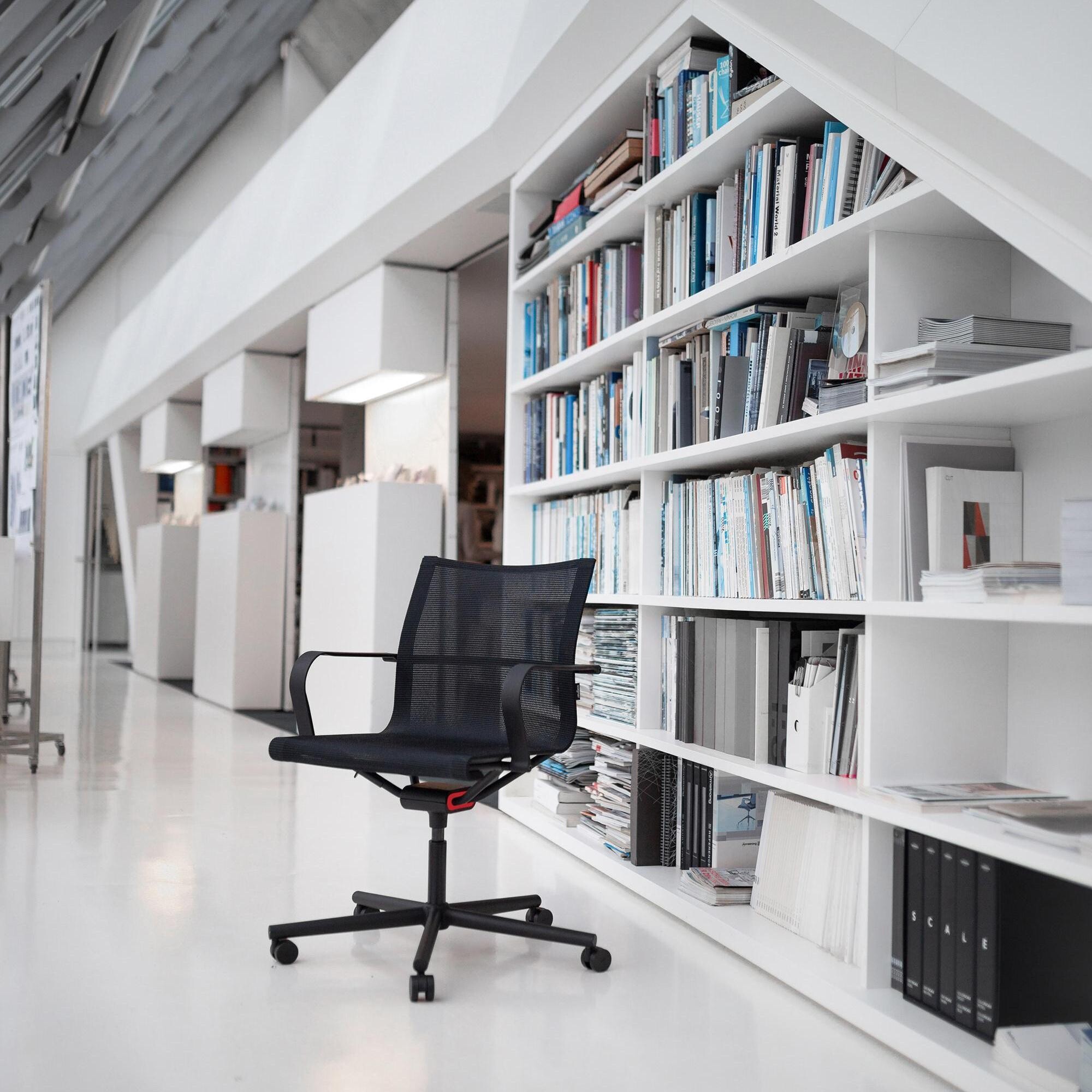 D1 Office Chair with Armrests & Castors Frame