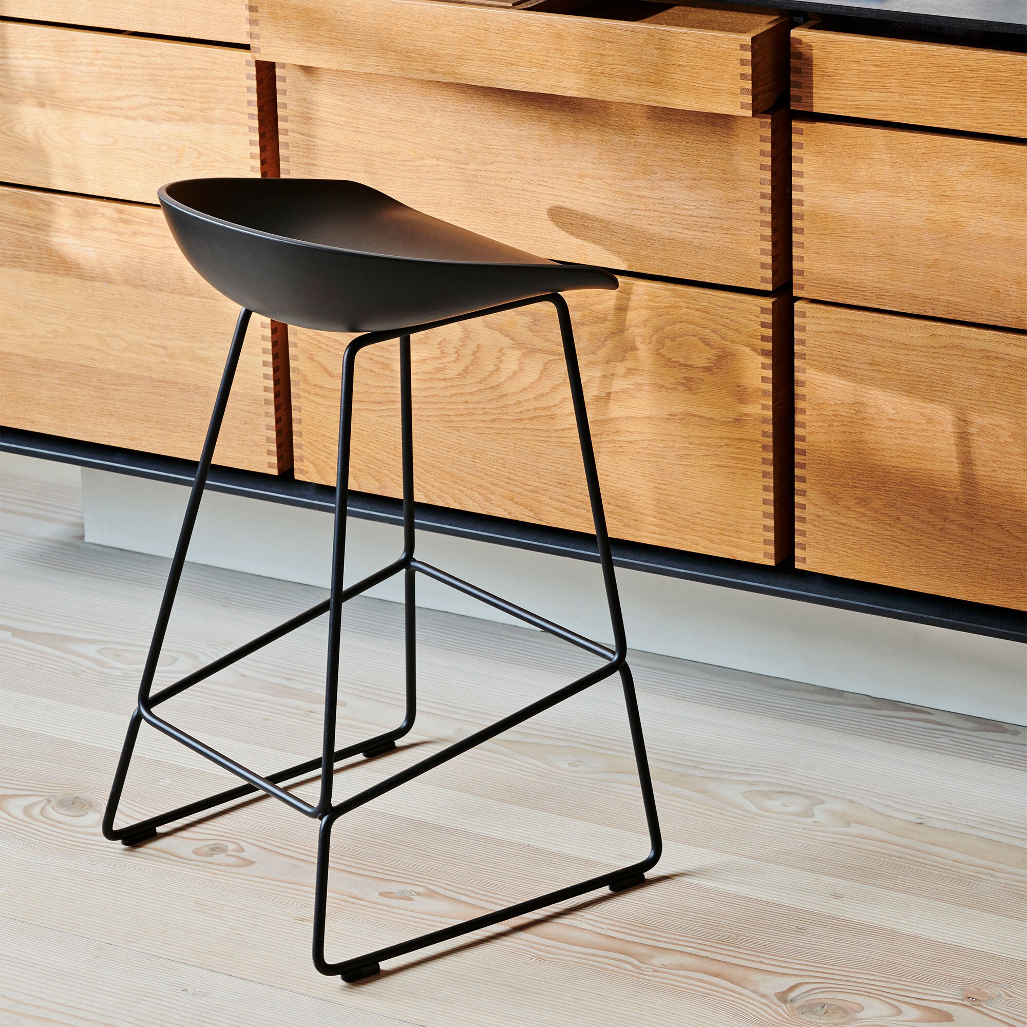 About a Stool AAS 38 2.0 Bar Stool Low Black Base