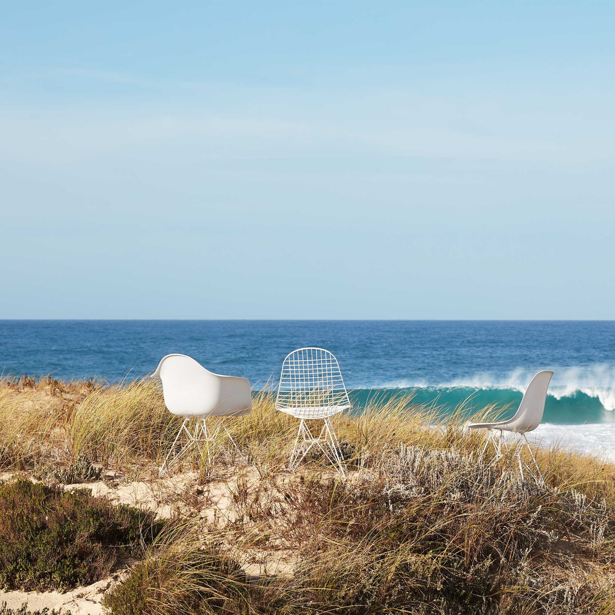 Eames Plastic Armchair DAR White Base