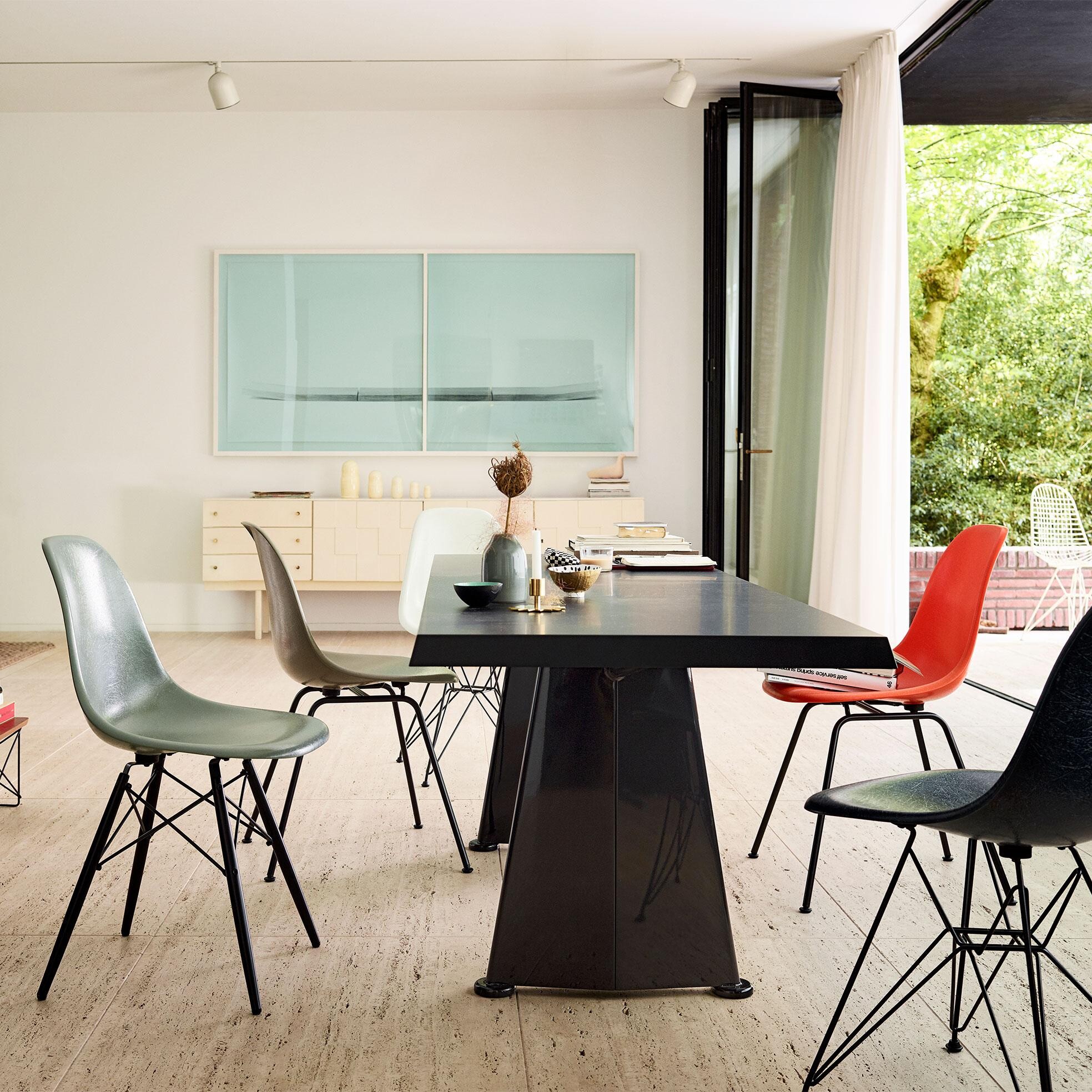 Eames Fiberglass Side Chair DSX Black Base