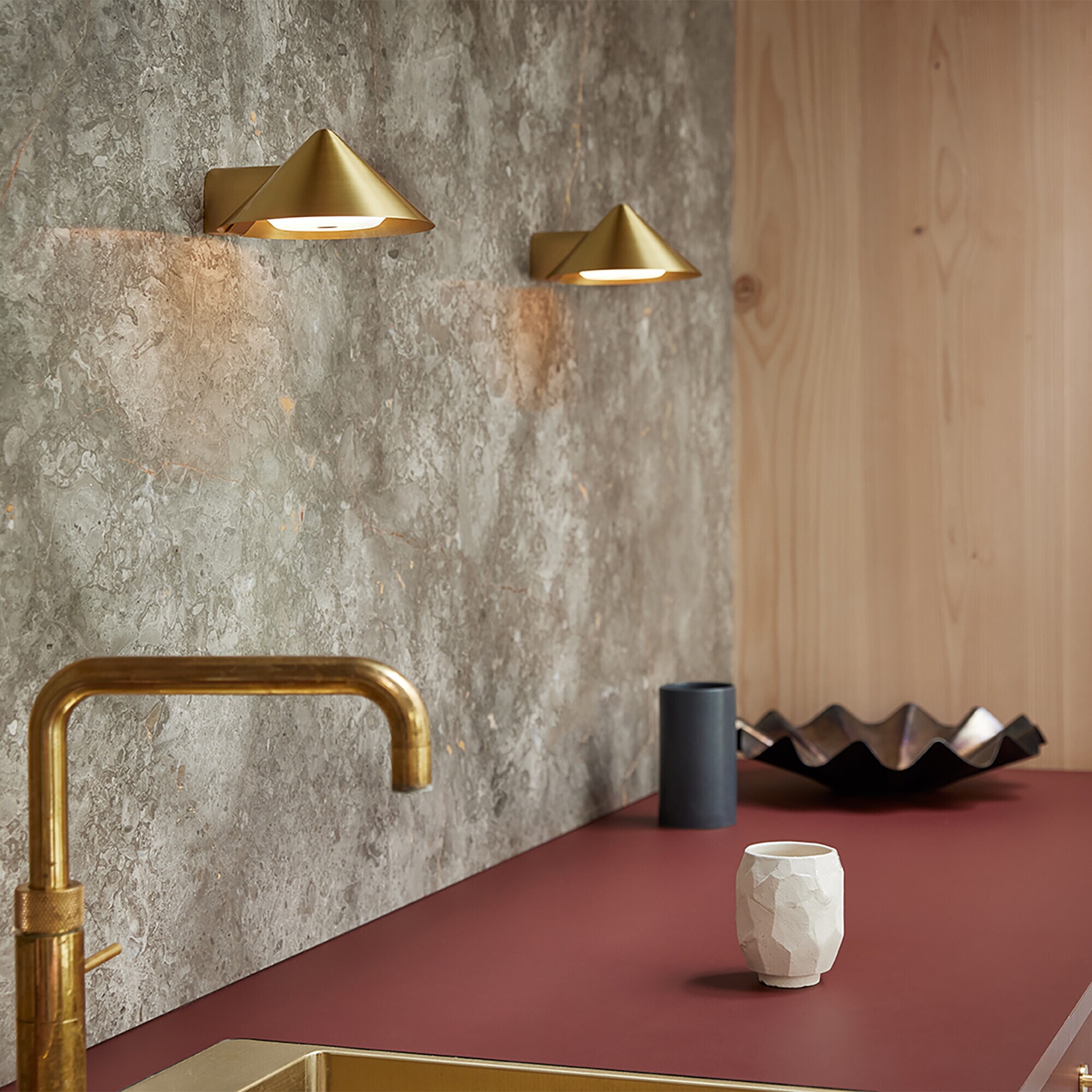 Grasp LED Battery Wall Lamp