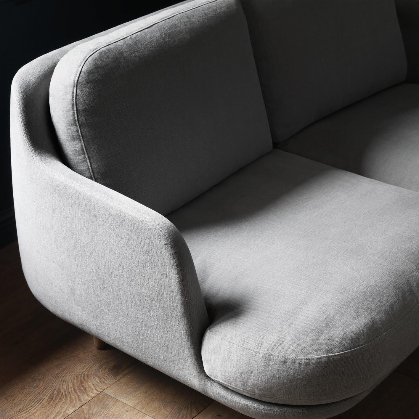 Lune™ JH200 2-Seater Sofa Aluminium Feet