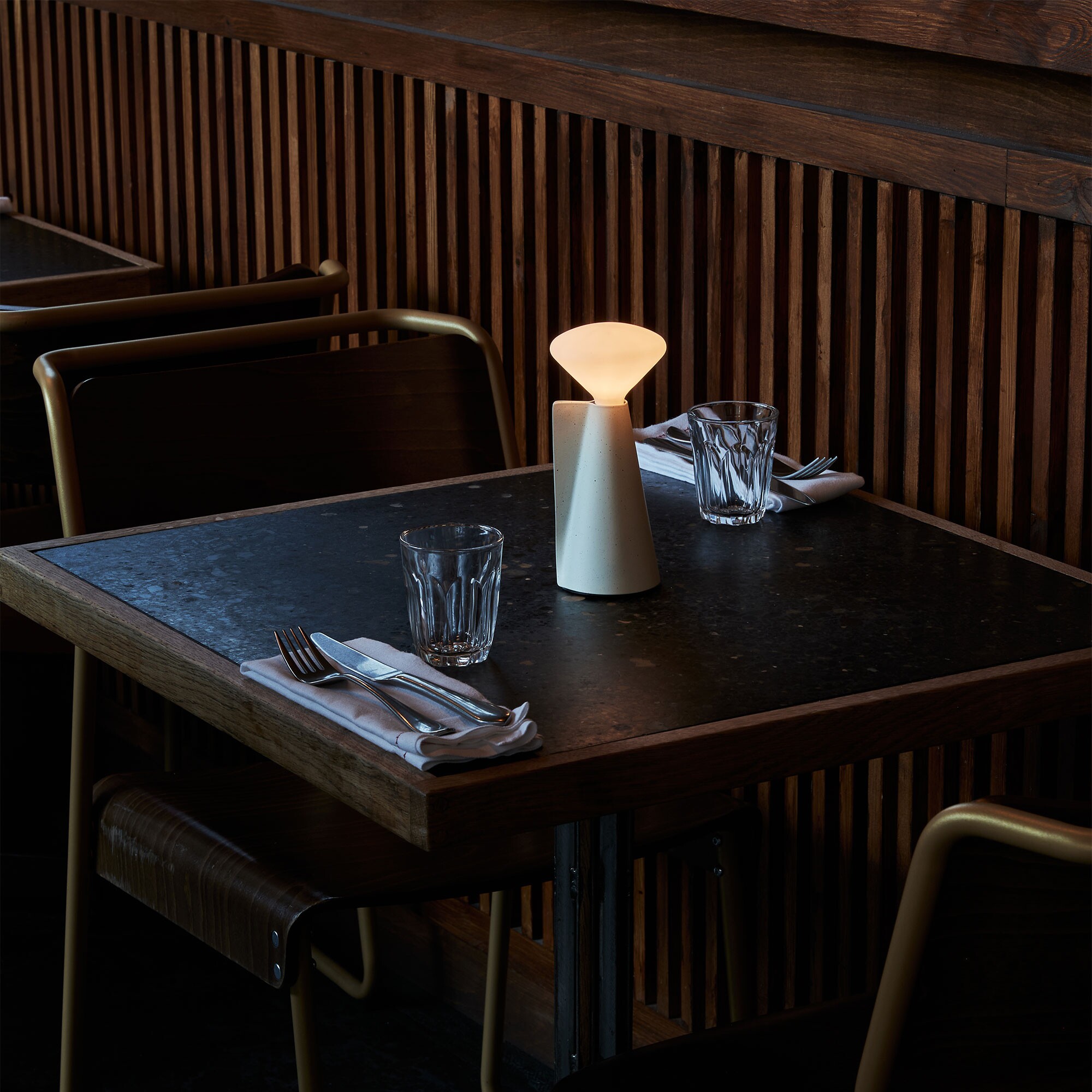 Mantle Portable LED Lamp with Battery