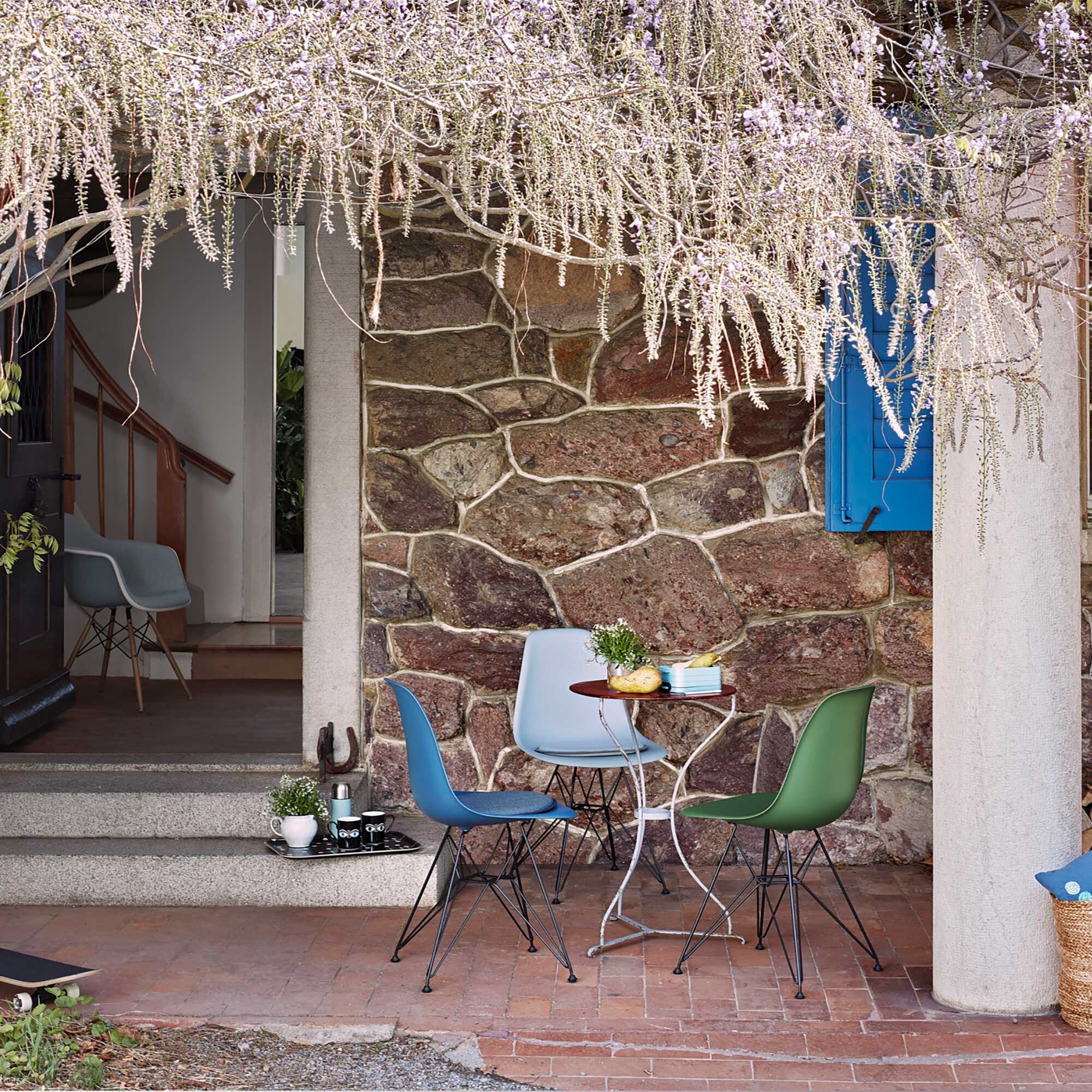 Eames Plastic Side Chair DSR RE Black Base