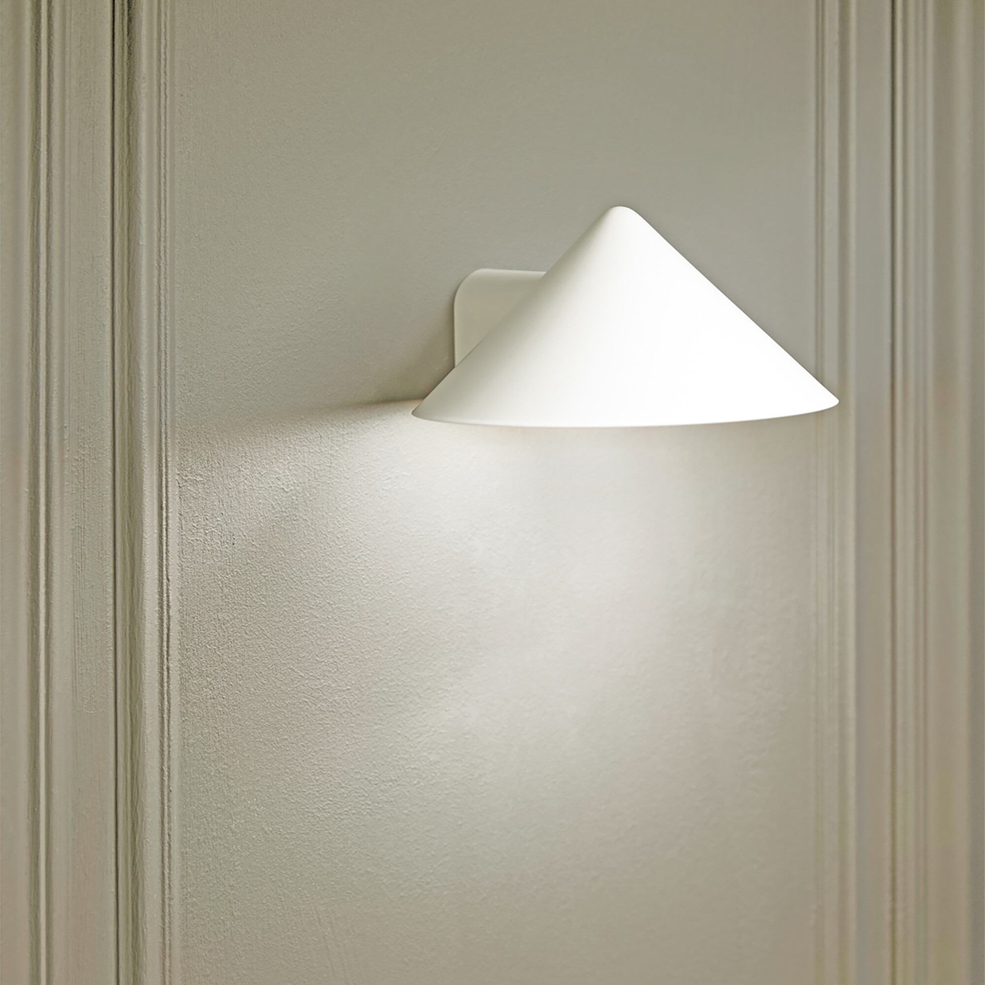 Grasp LED Battery Wall Lamp