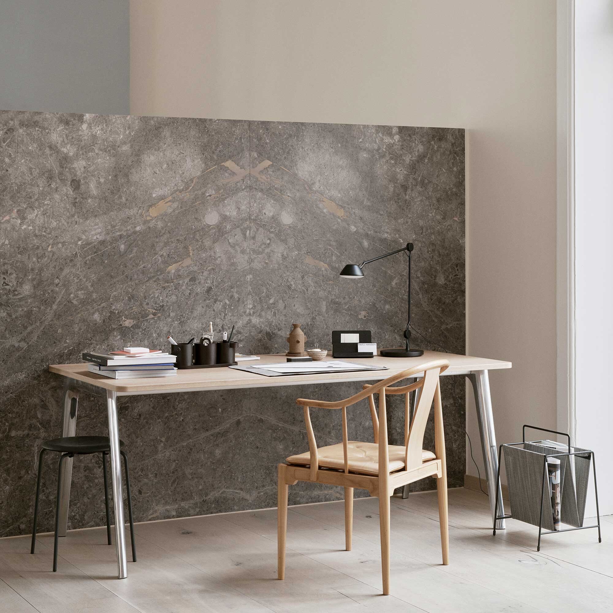 AQ01™ LED Table Lamp