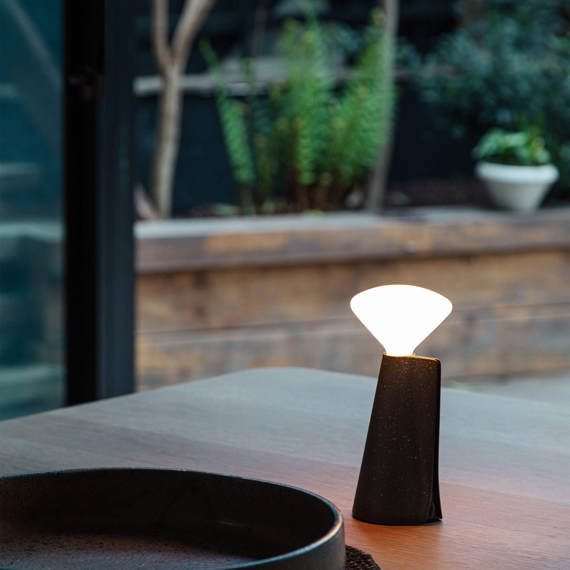 Mantle Portable LED Lamp with Battery