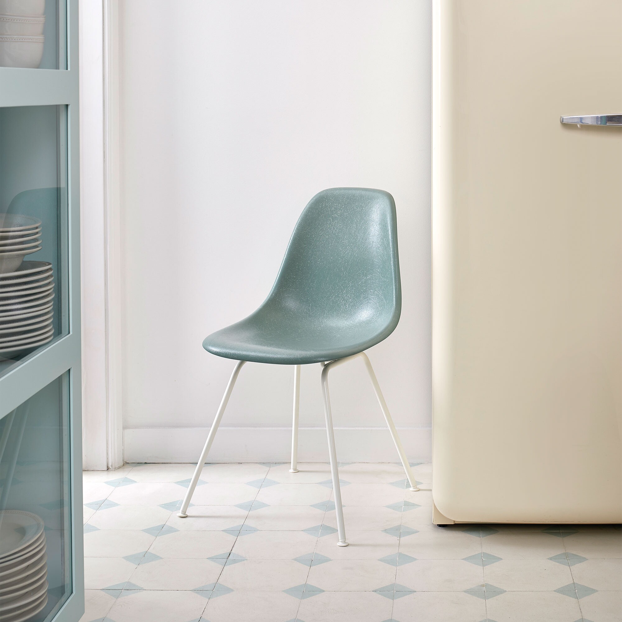 Eames Fiberglass Side Chair DSX White Base