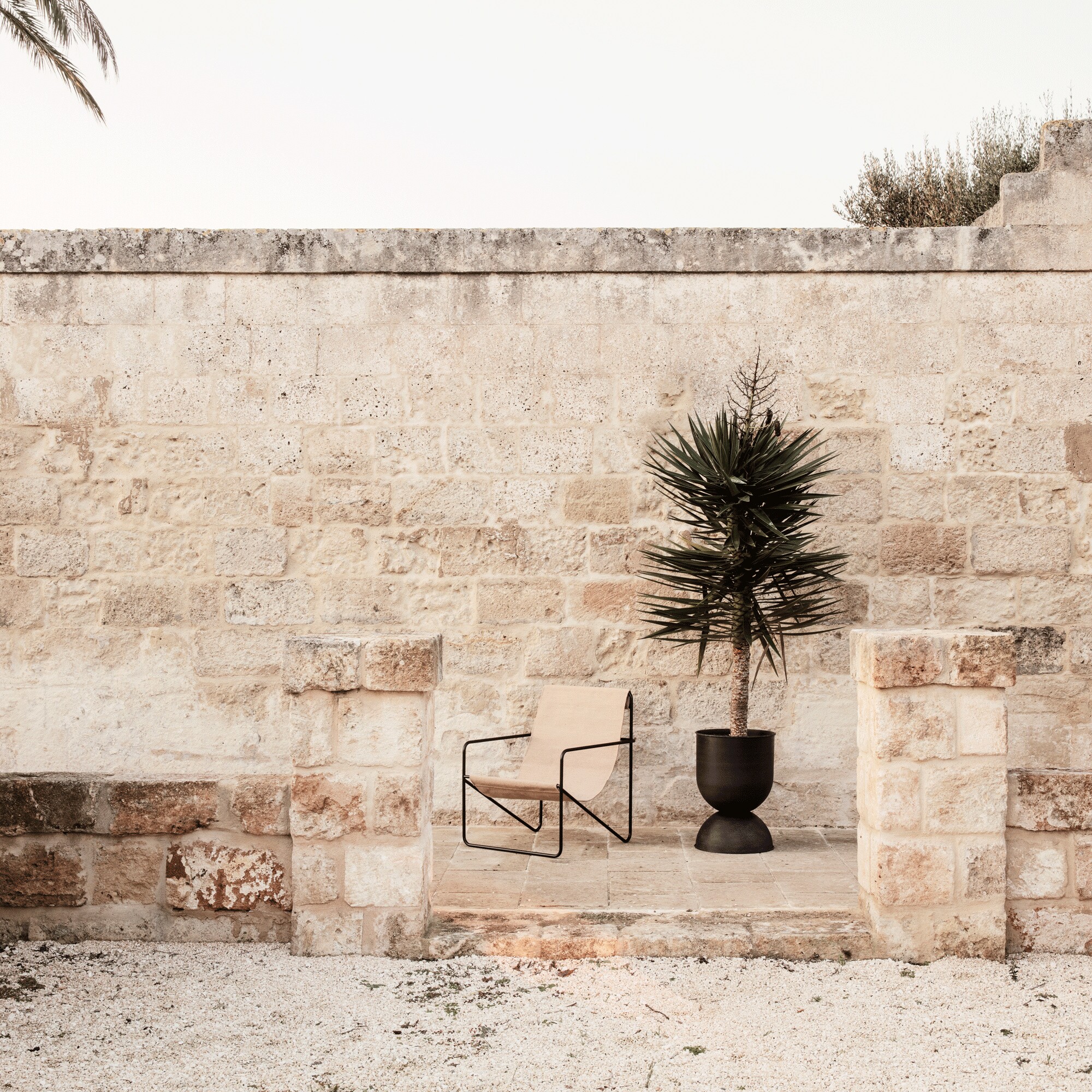 Desert Lounge Chair Black Frame