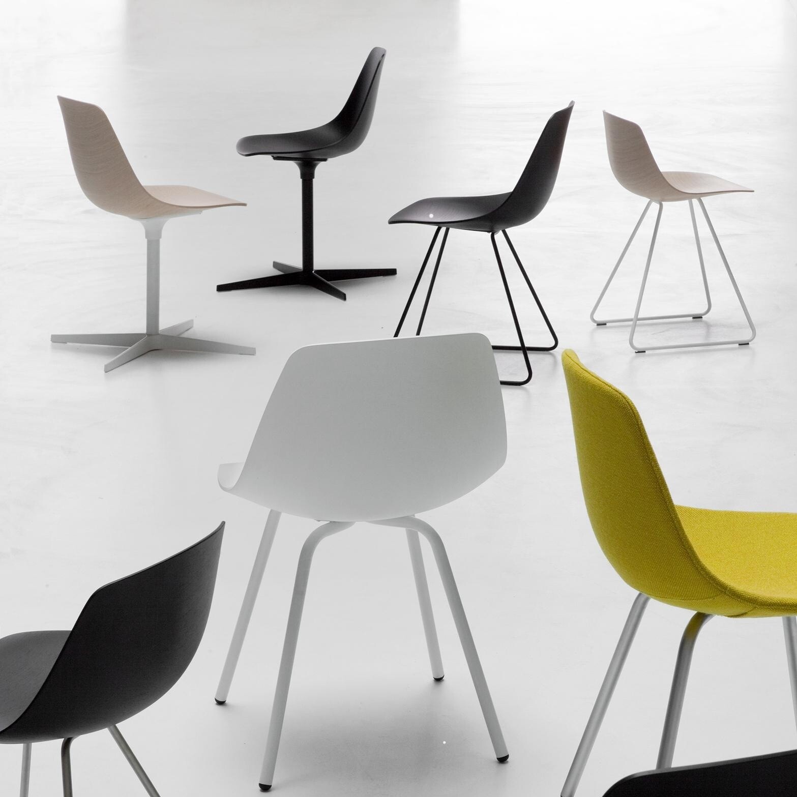 Miunn S162 Chair with Star-Base Black