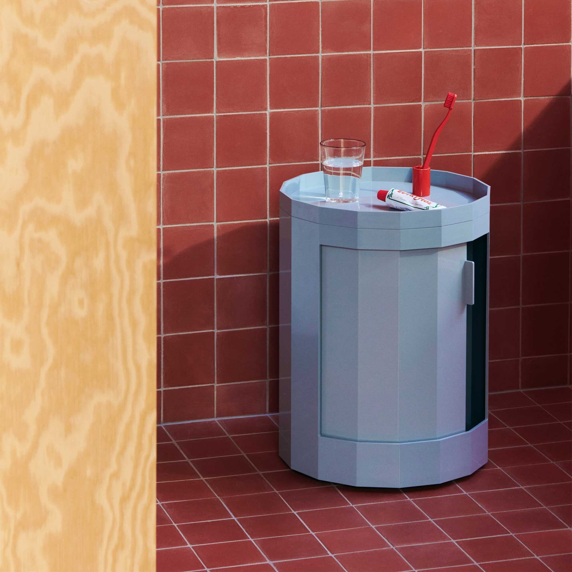 Facet Container Low with Feet and Castors