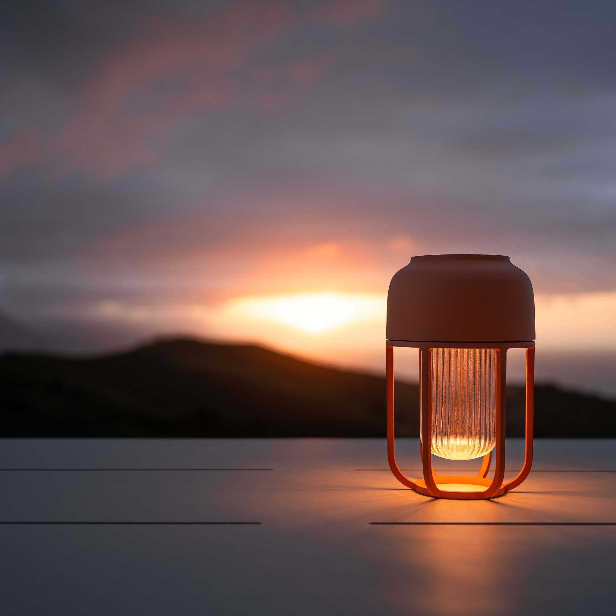 Light No1 LED Solar Table Lamp with Battery