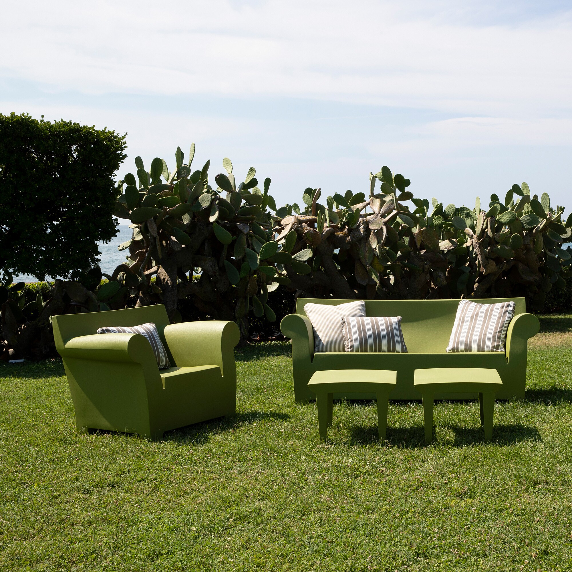 Bubble Club Outdoor Easy Chair