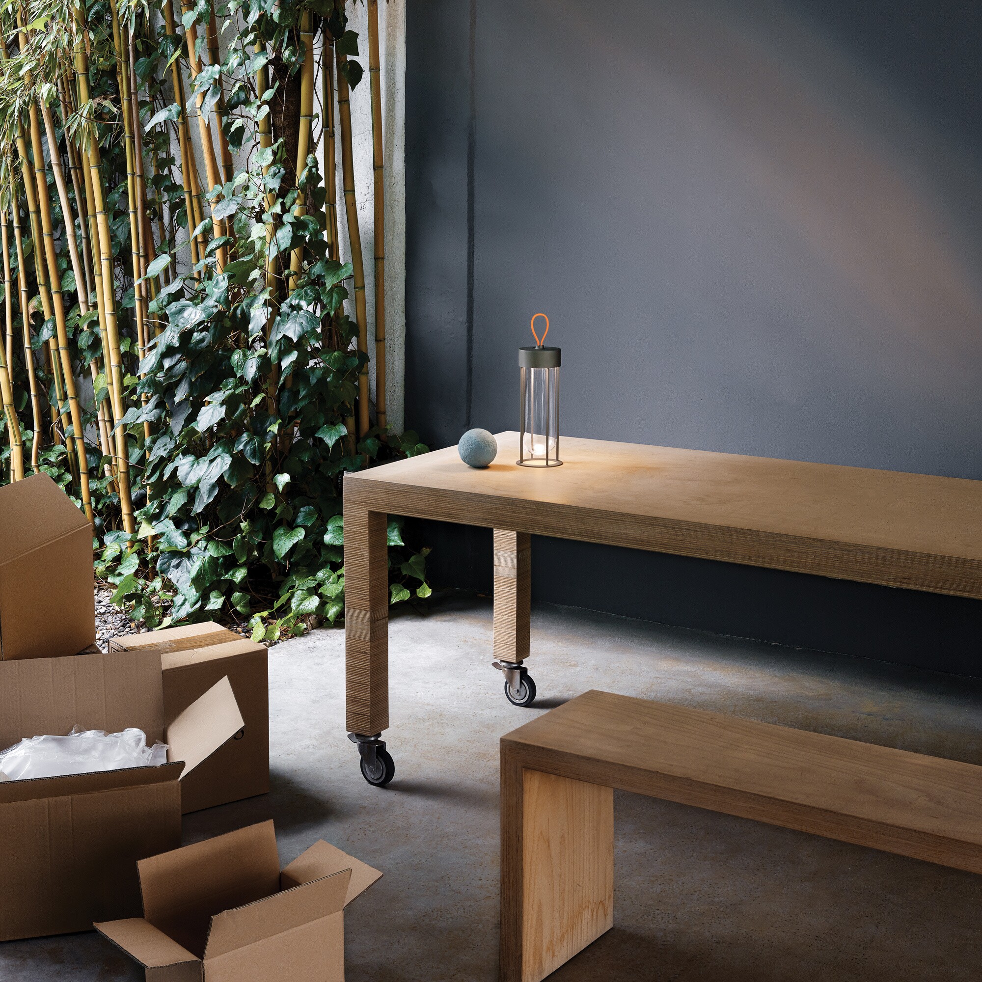 In Vitro Unplugged LED Lamp with Battery 2700K