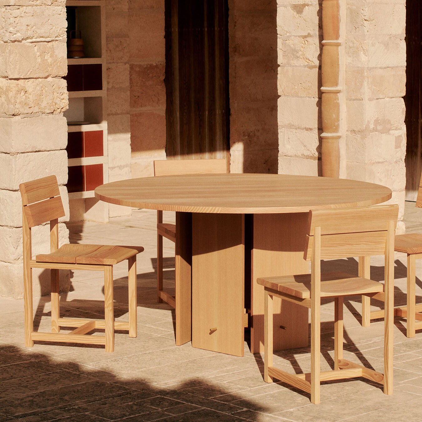 Aukko Dining Table Ø 140cm