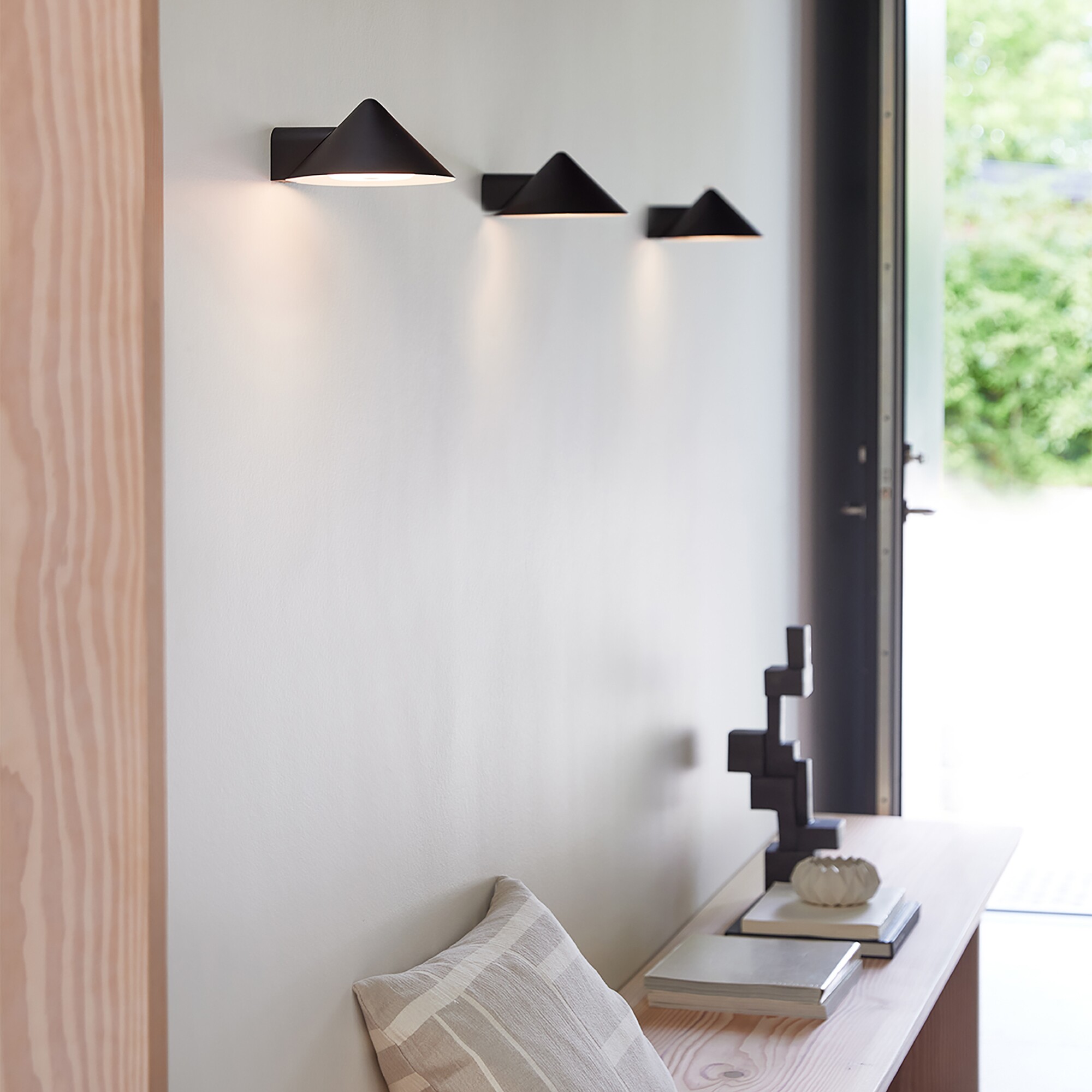 Grasp LED Battery Wall Lamp