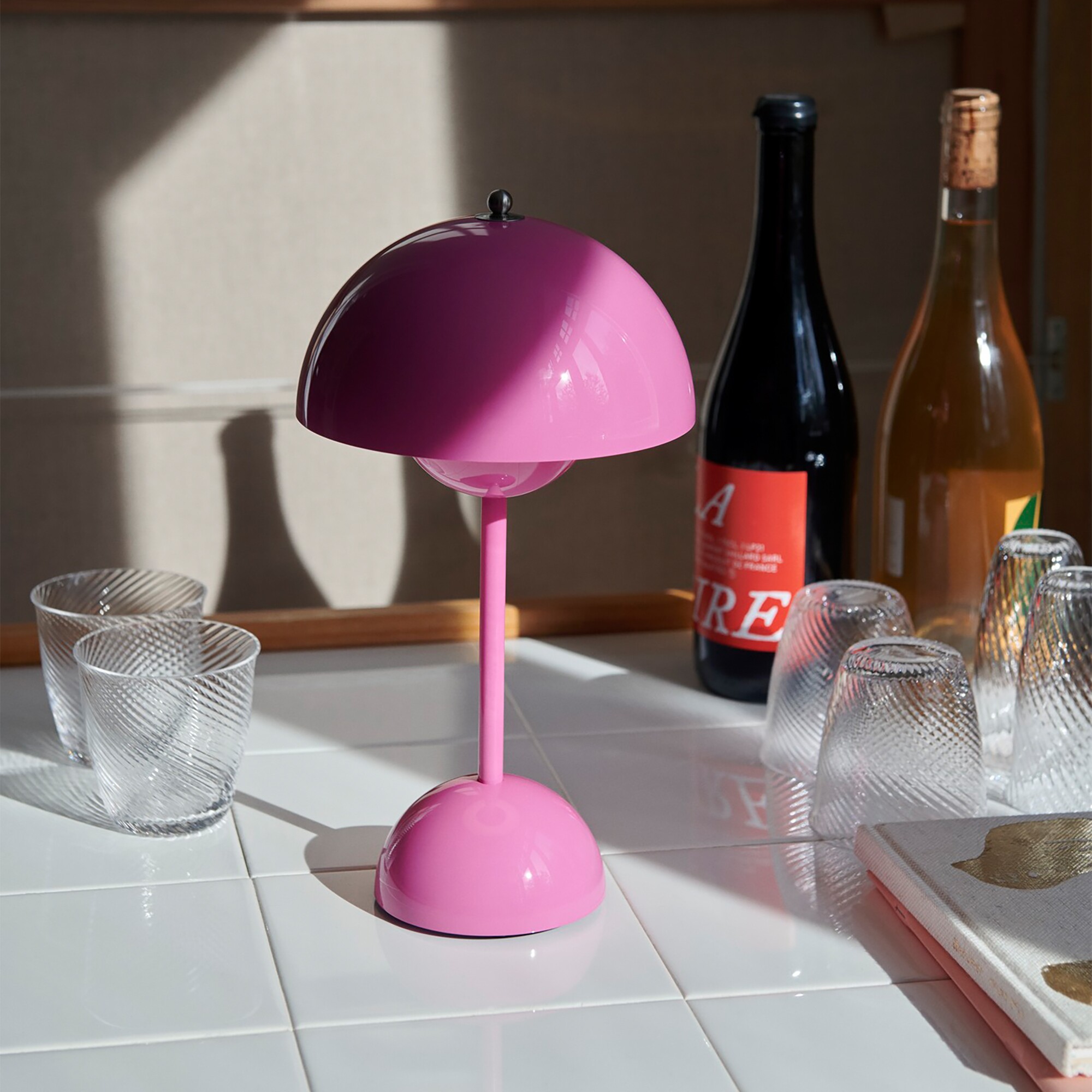 Flowerpot VP9 LED Battery Table Lamp