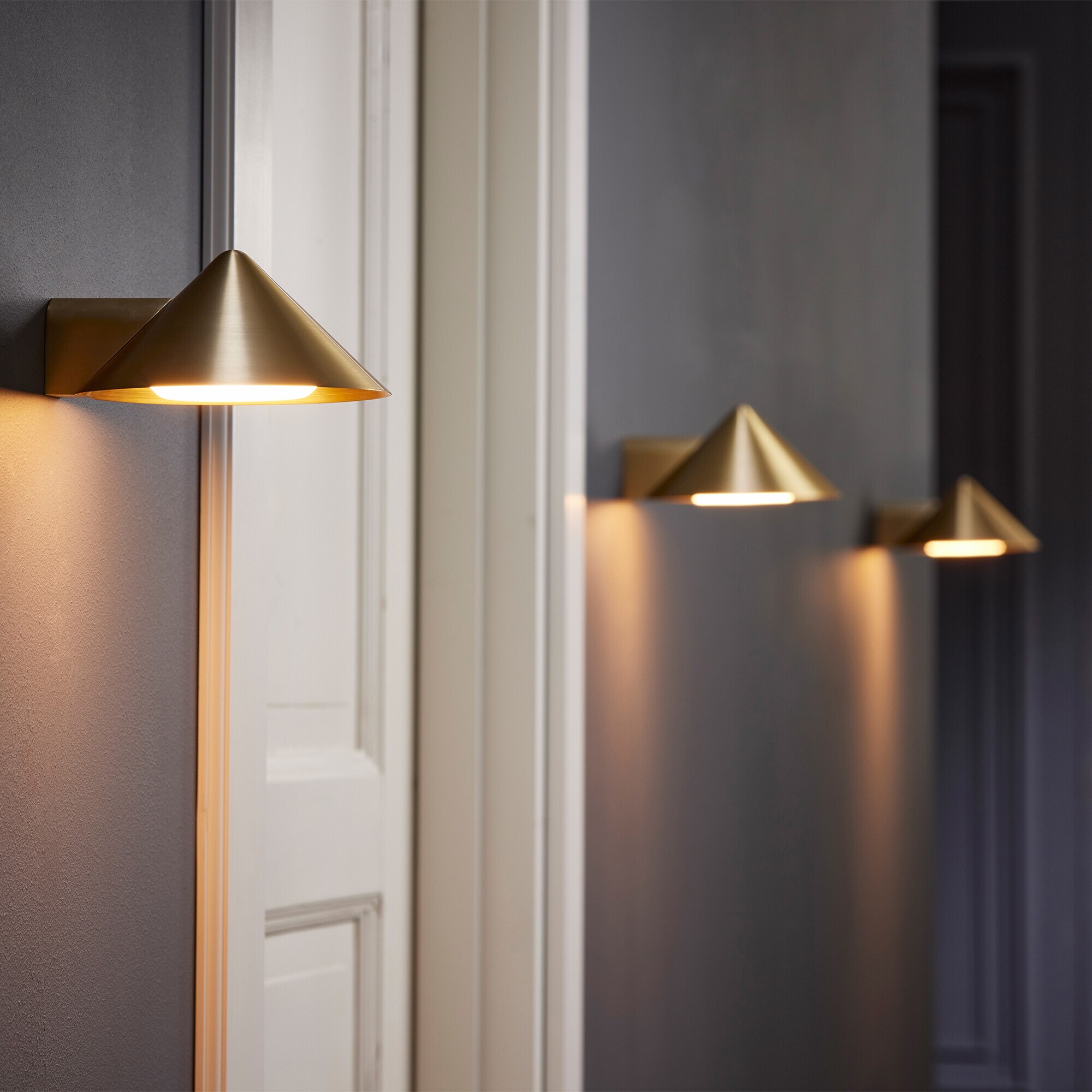 Grasp LED Battery Wall Lamp