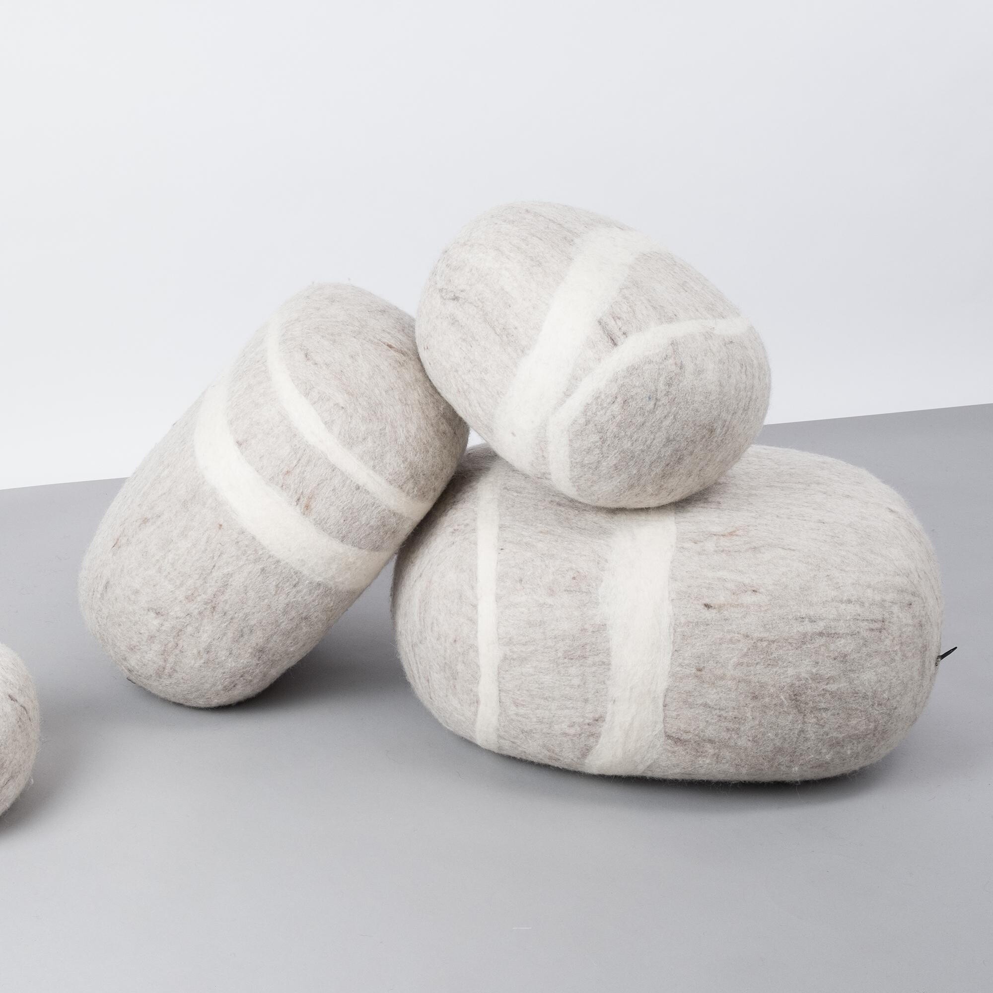 Béla Pebble Pouf