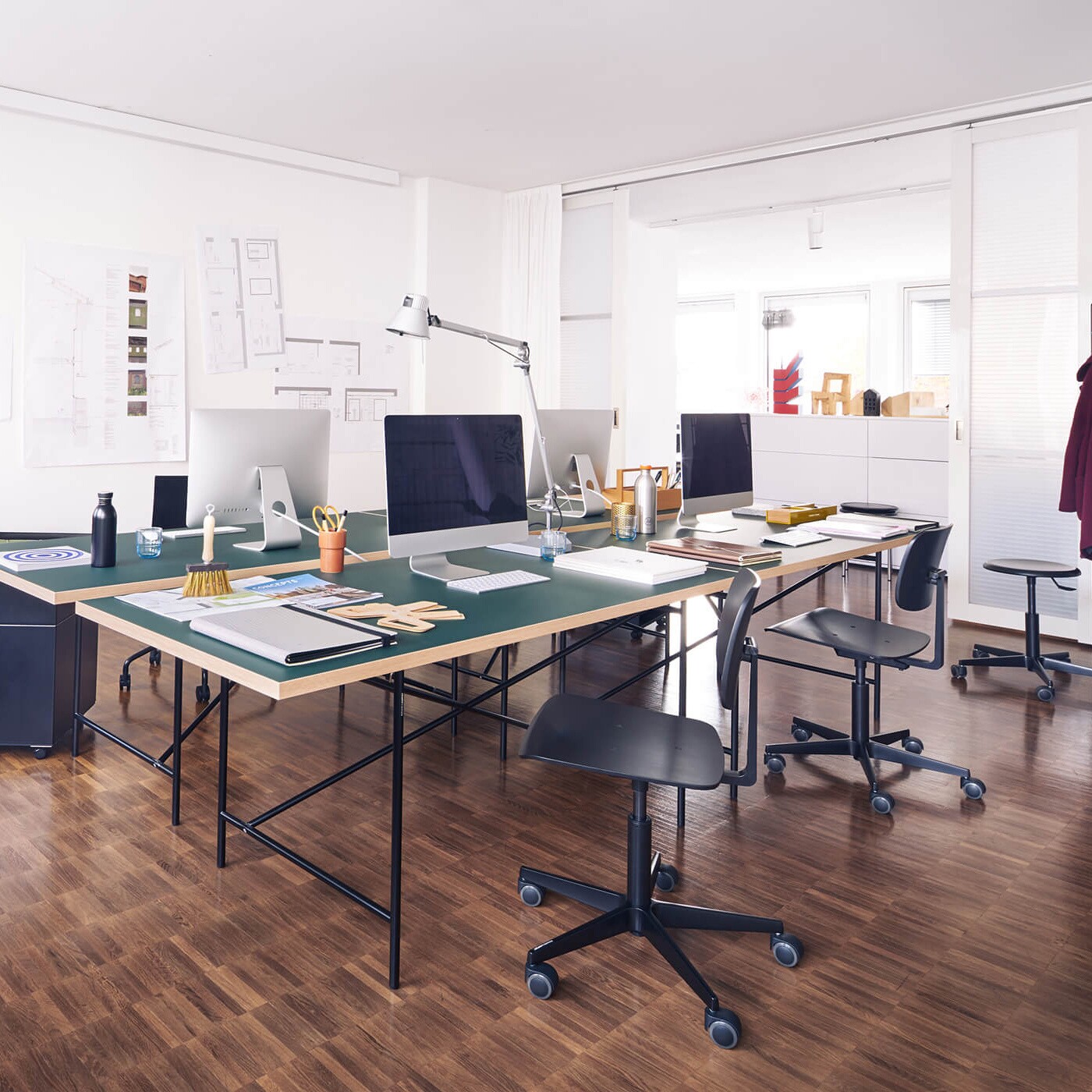 Mr. Square Swivel Chair With Wheels