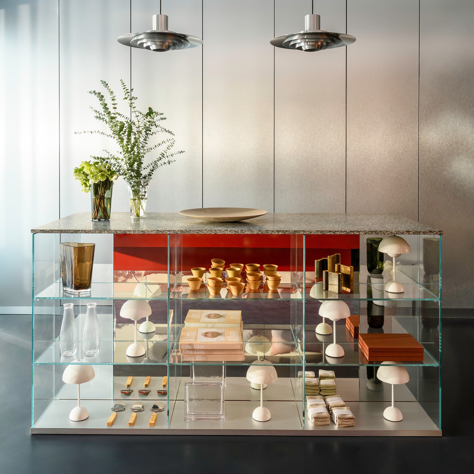 Flowerpot VP9 LED Battery Table Lamp