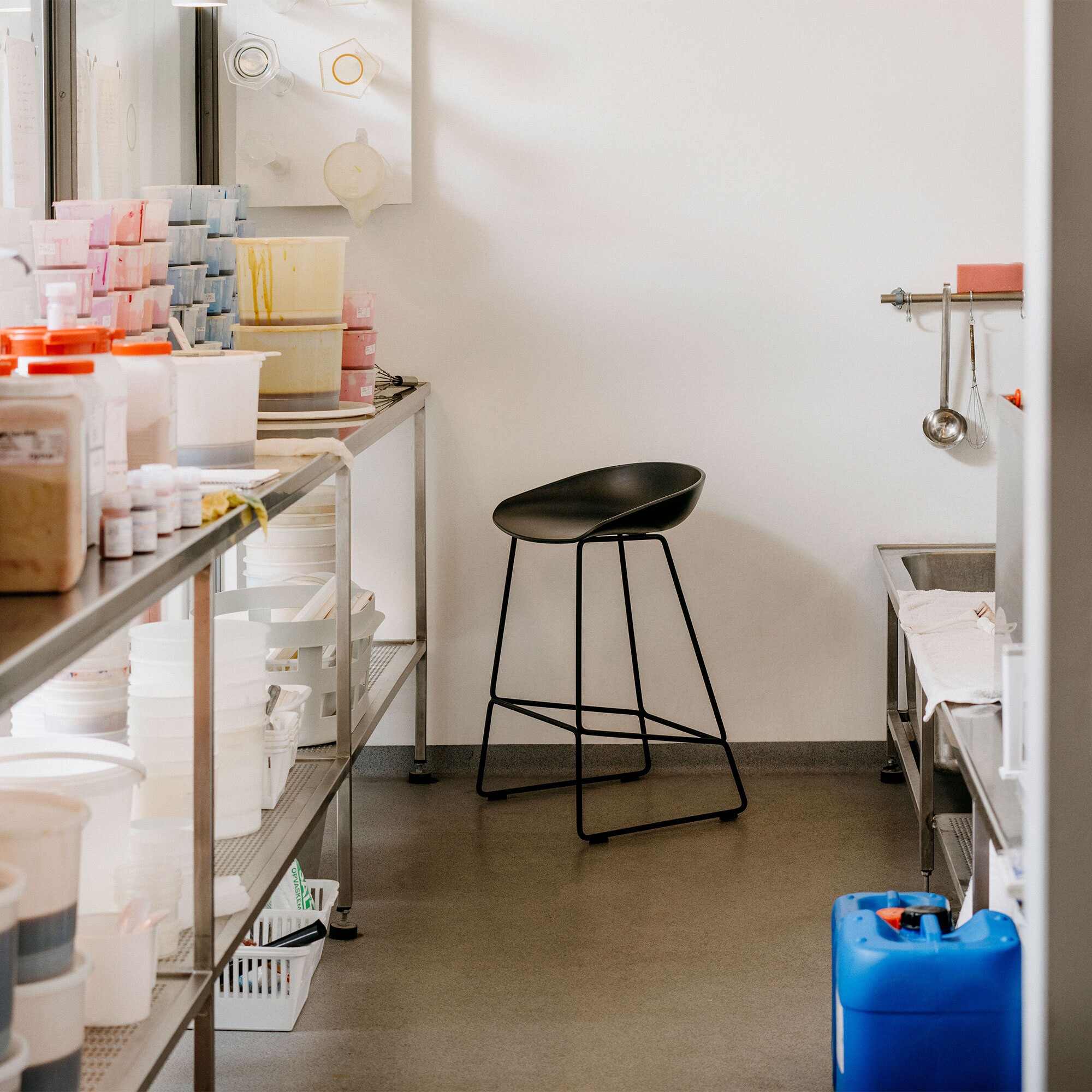 About a Stool AAS 38 2.0 Bar Stool Low Black Base