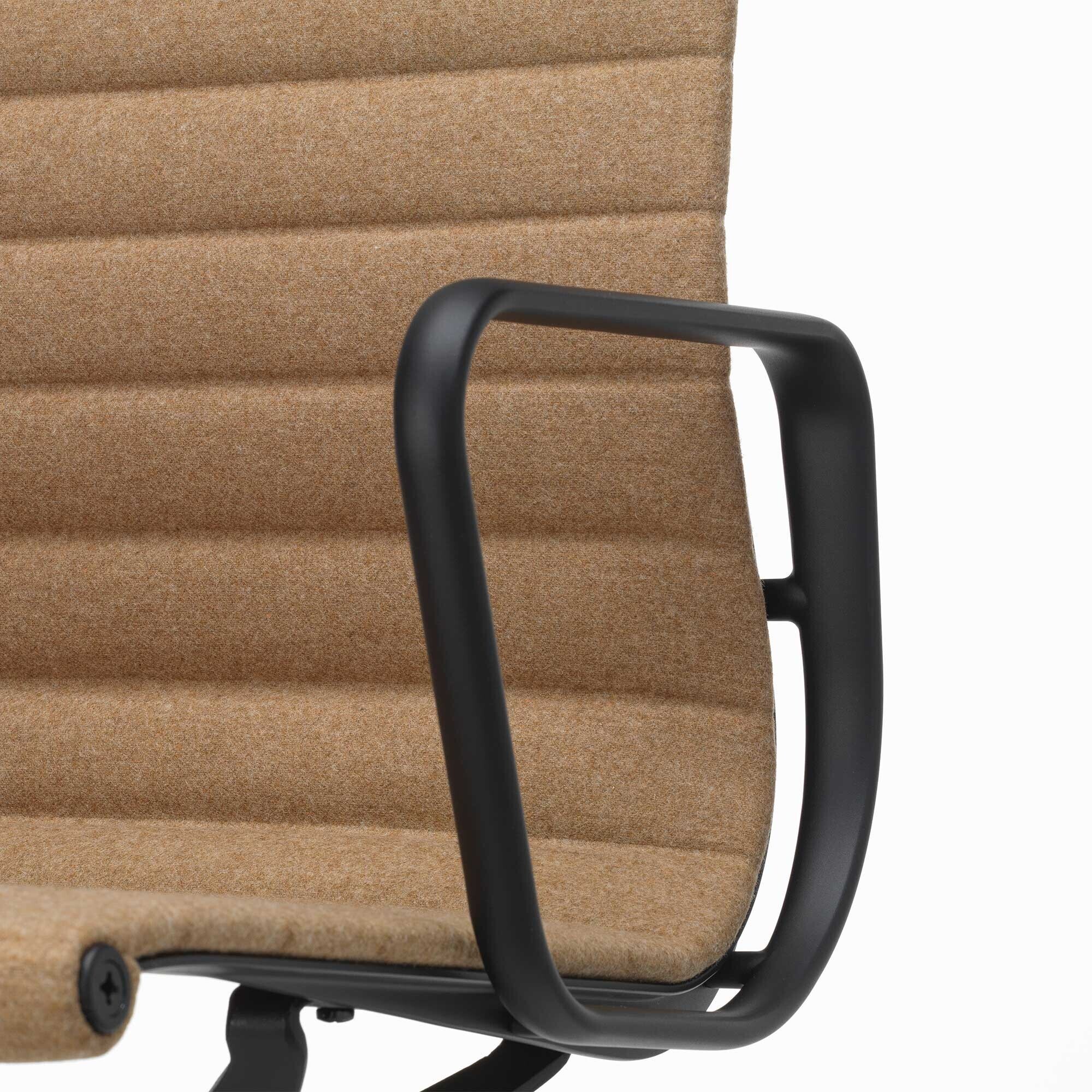 EA 132 Aluminium Chair