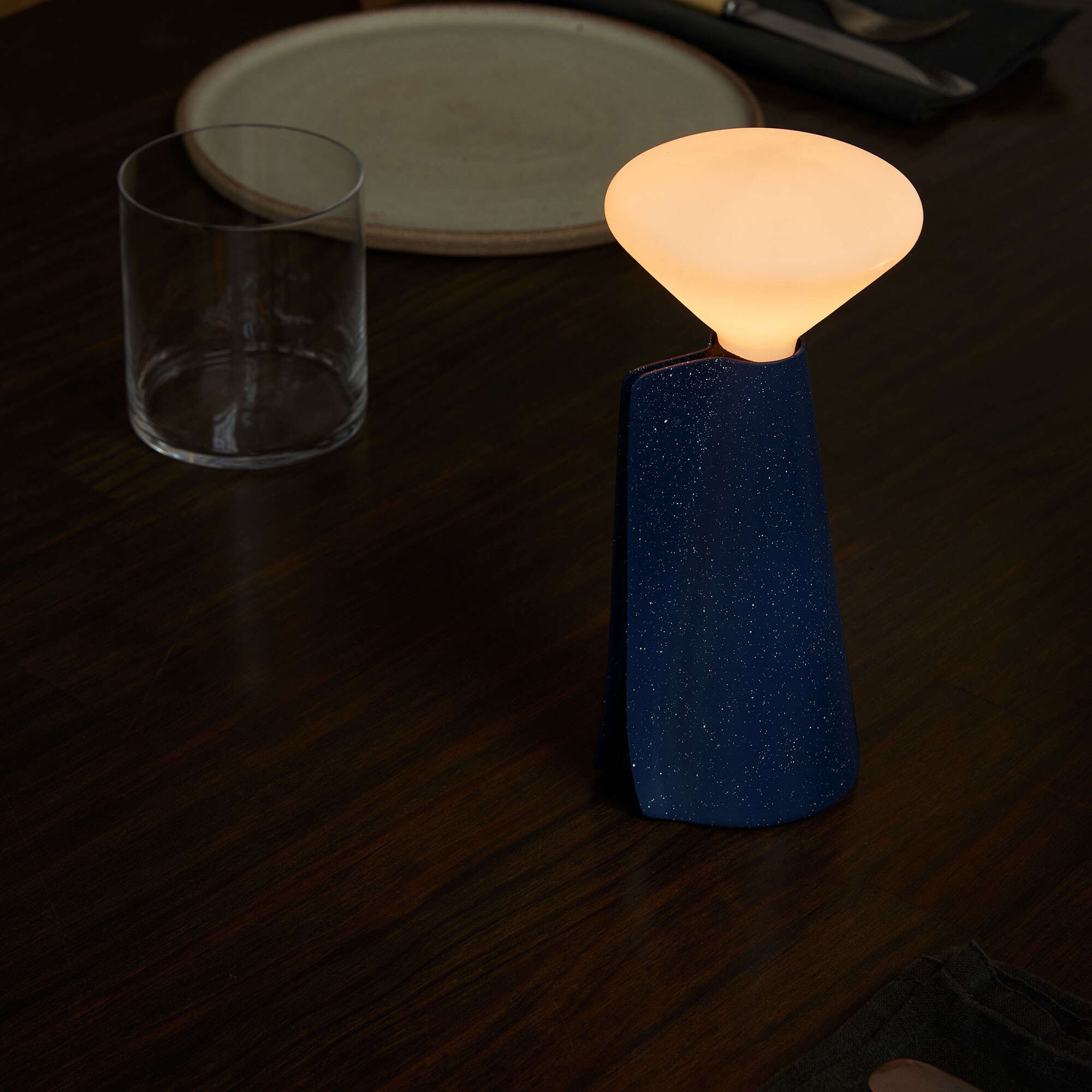 Mantle Portable LED Lamp with Battery