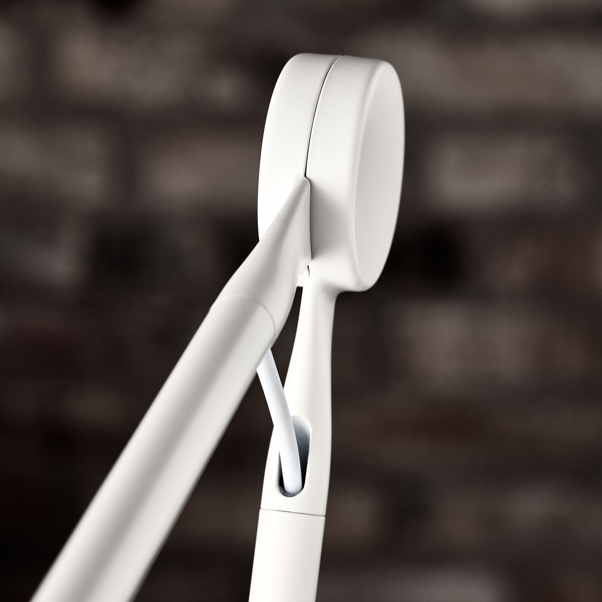 AQ01™ LED Table Lamp