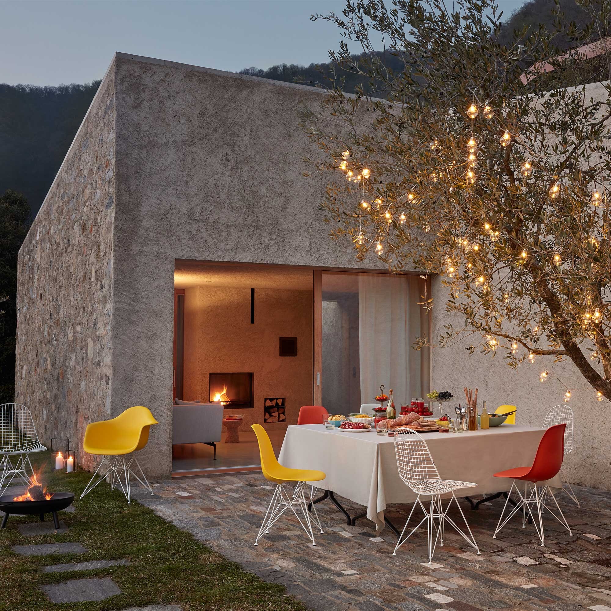 Eames Plastic Armchair DAR White Base