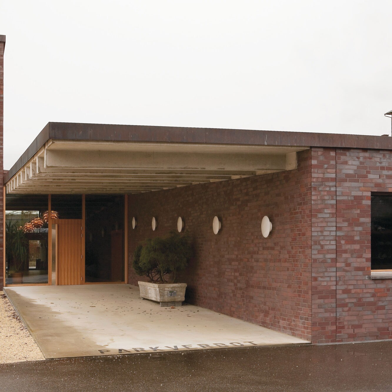 AJ Eklipta Outdoor Wall Lamp