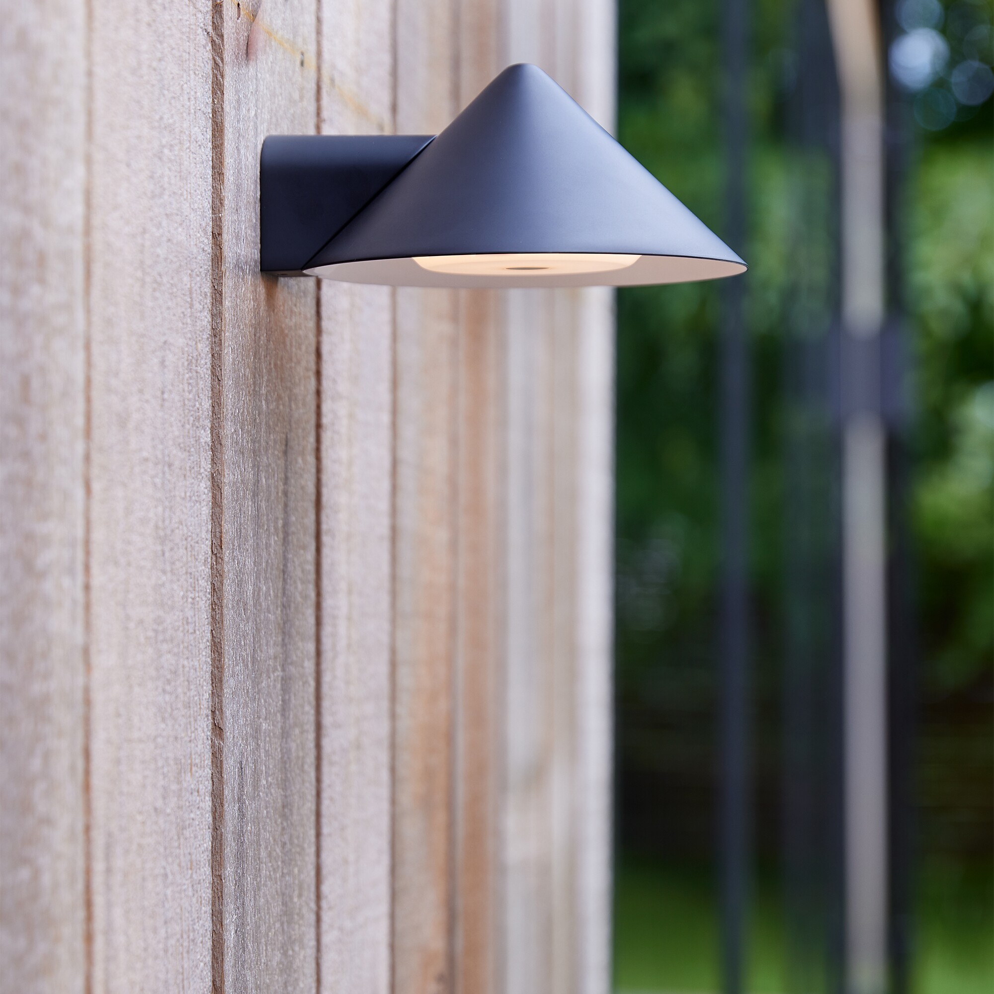 Grasp LED Battery Wall Lamp