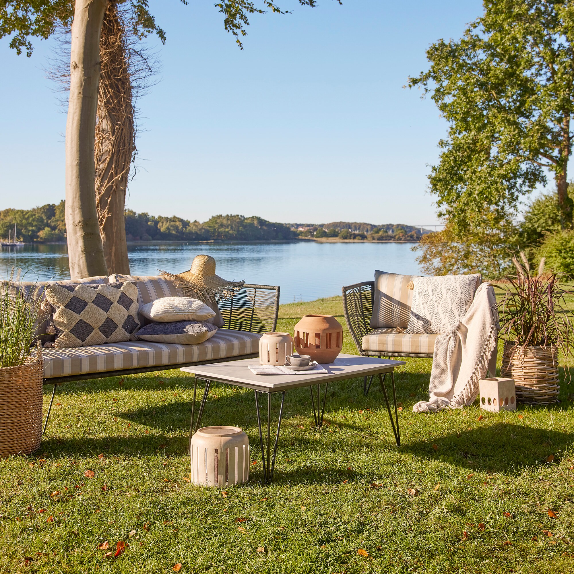 Mundo Outdoor Coffee Table