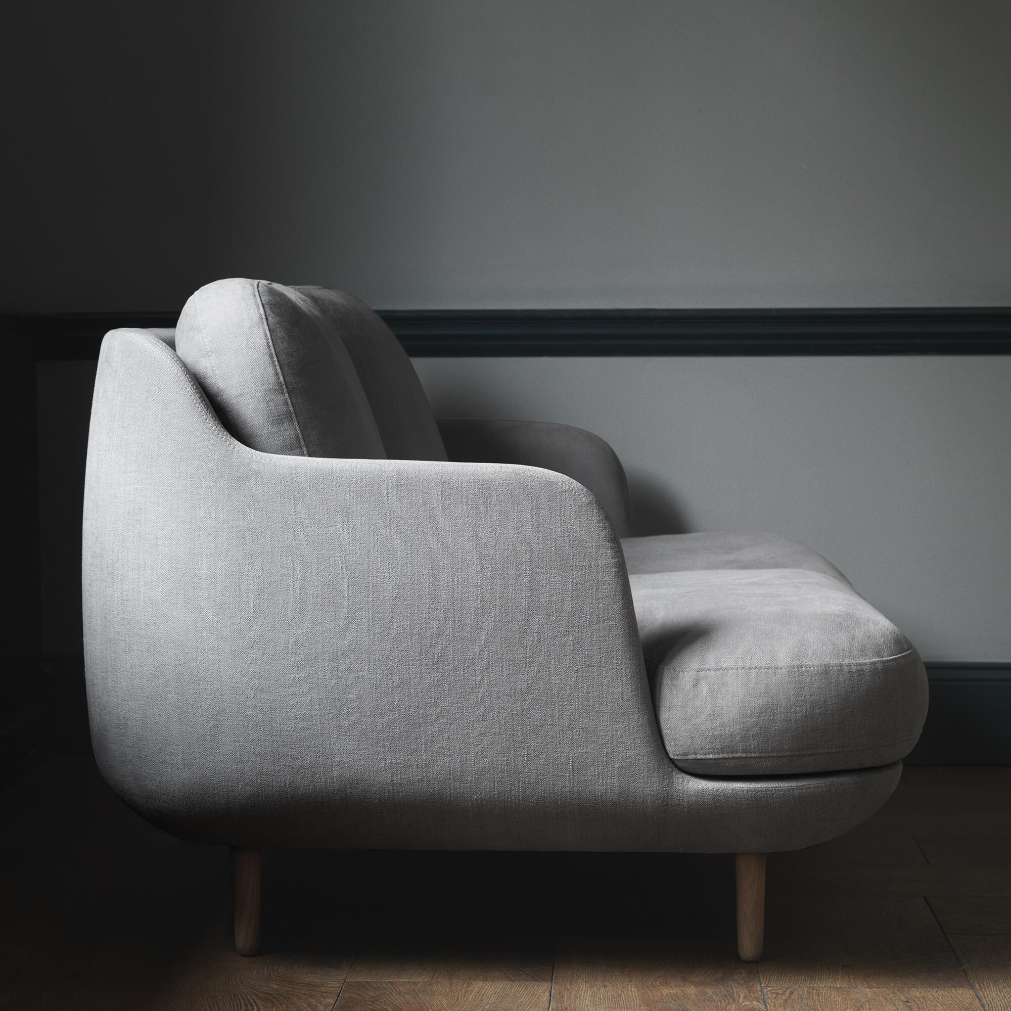 Lune™ JH200 2-Seater Sofa Aluminium Feet