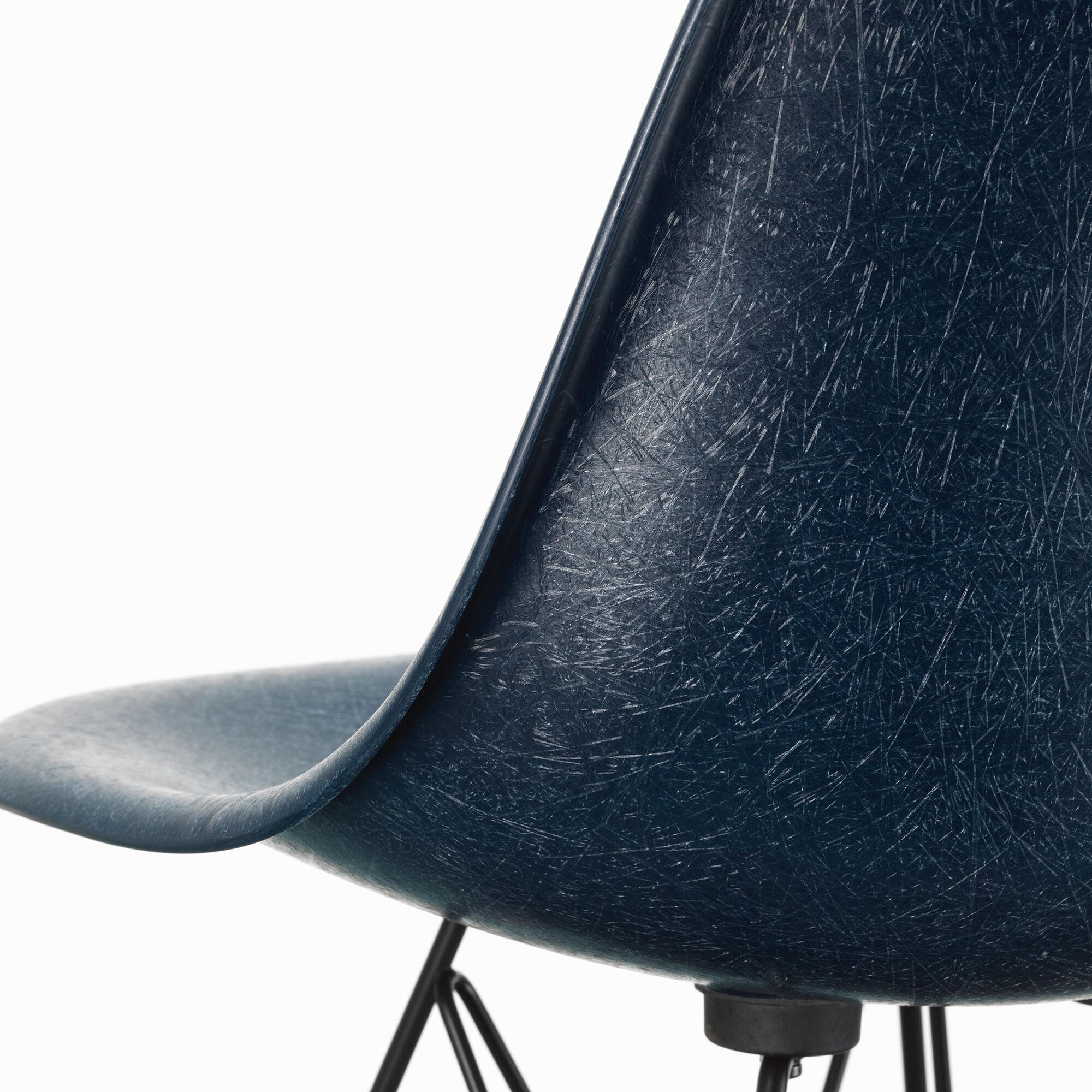 Eames Fiberglass Side Chair DSR Black Base