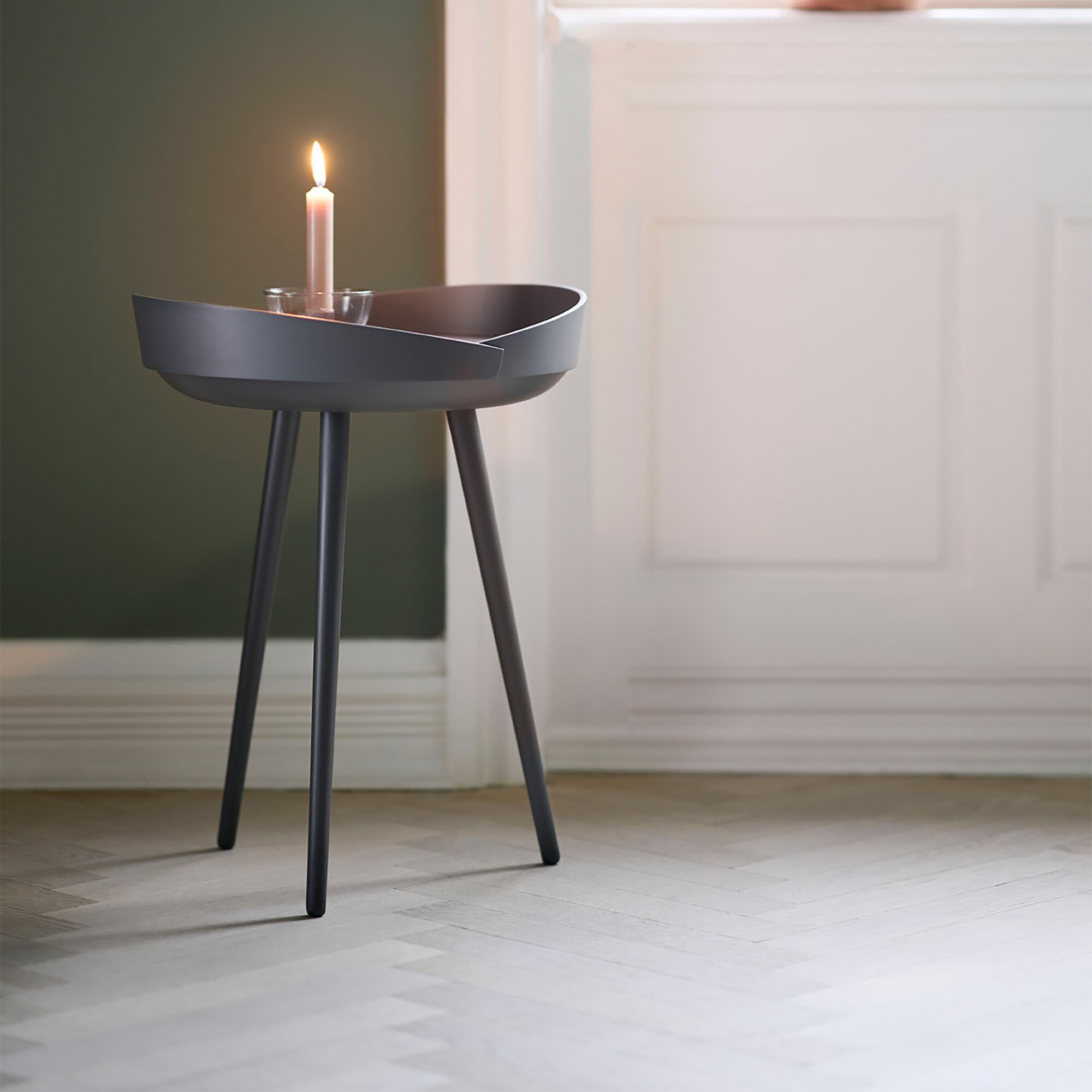 D106 Bakkedal Tray Table