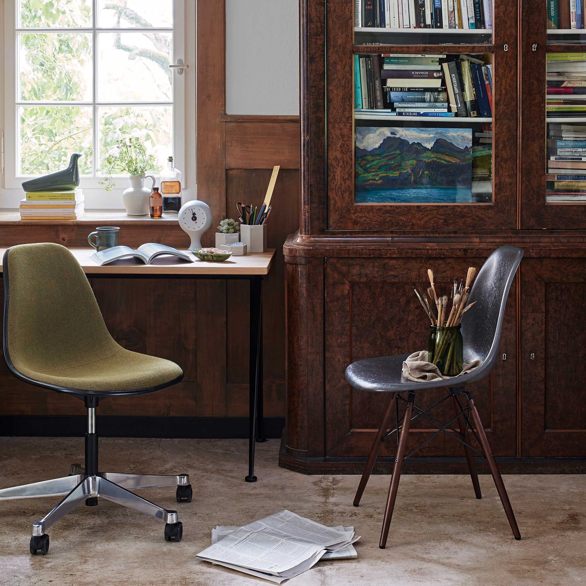 Eames Fiberglass Side Chair DSW Dark Maple