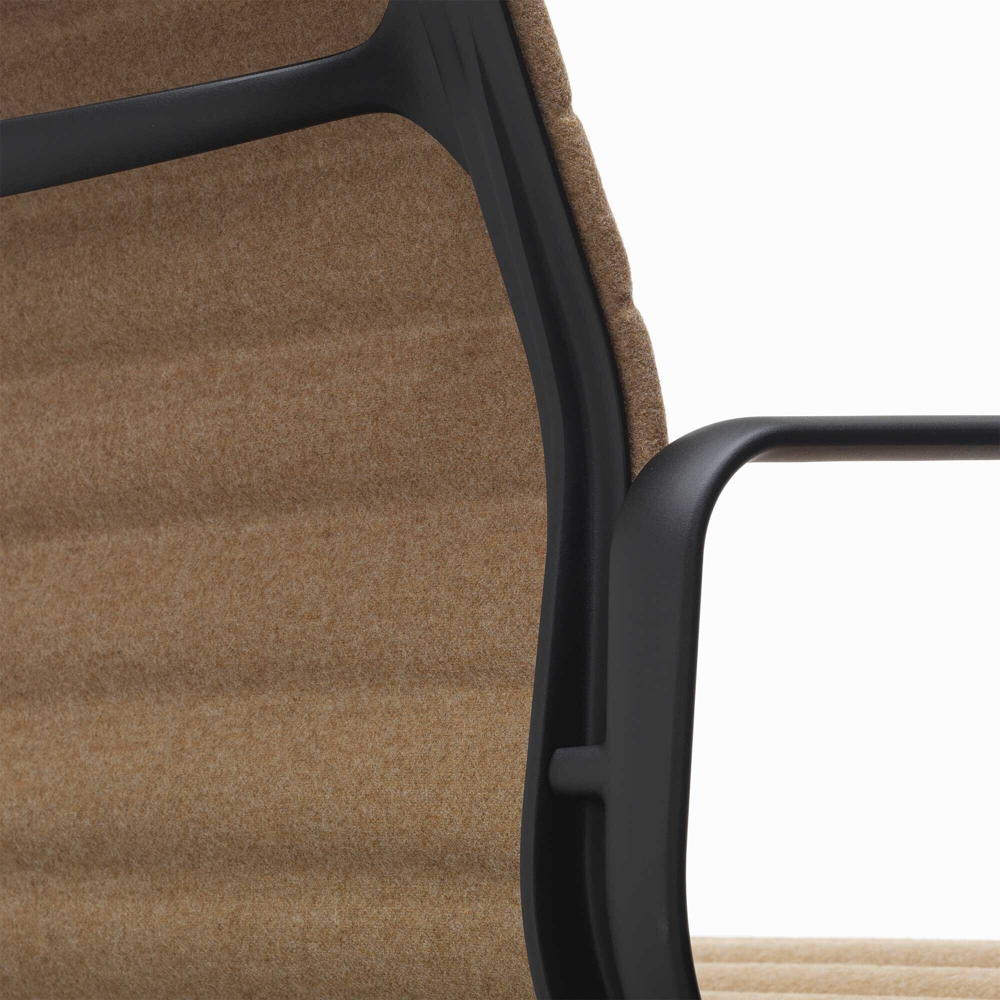 EA 132 Aluminium Chair