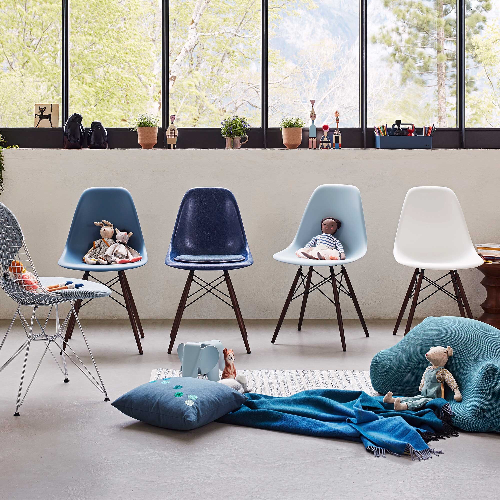 Eames Fiberglass Side Chair DSW Dark Maple