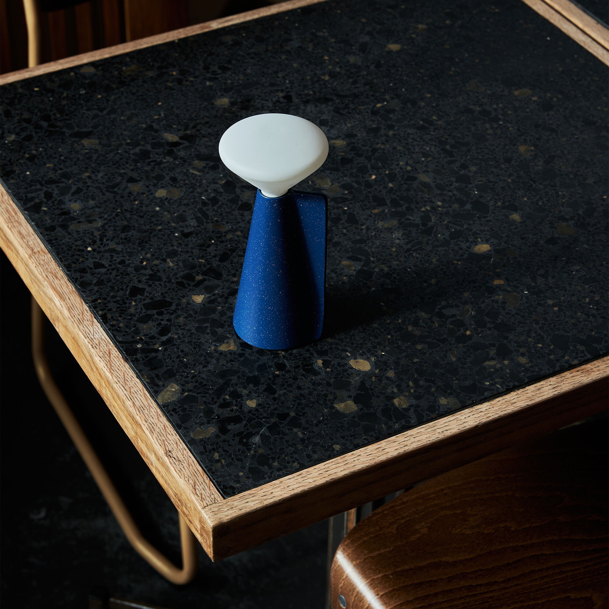 Mantle Portable LED Lamp with Battery