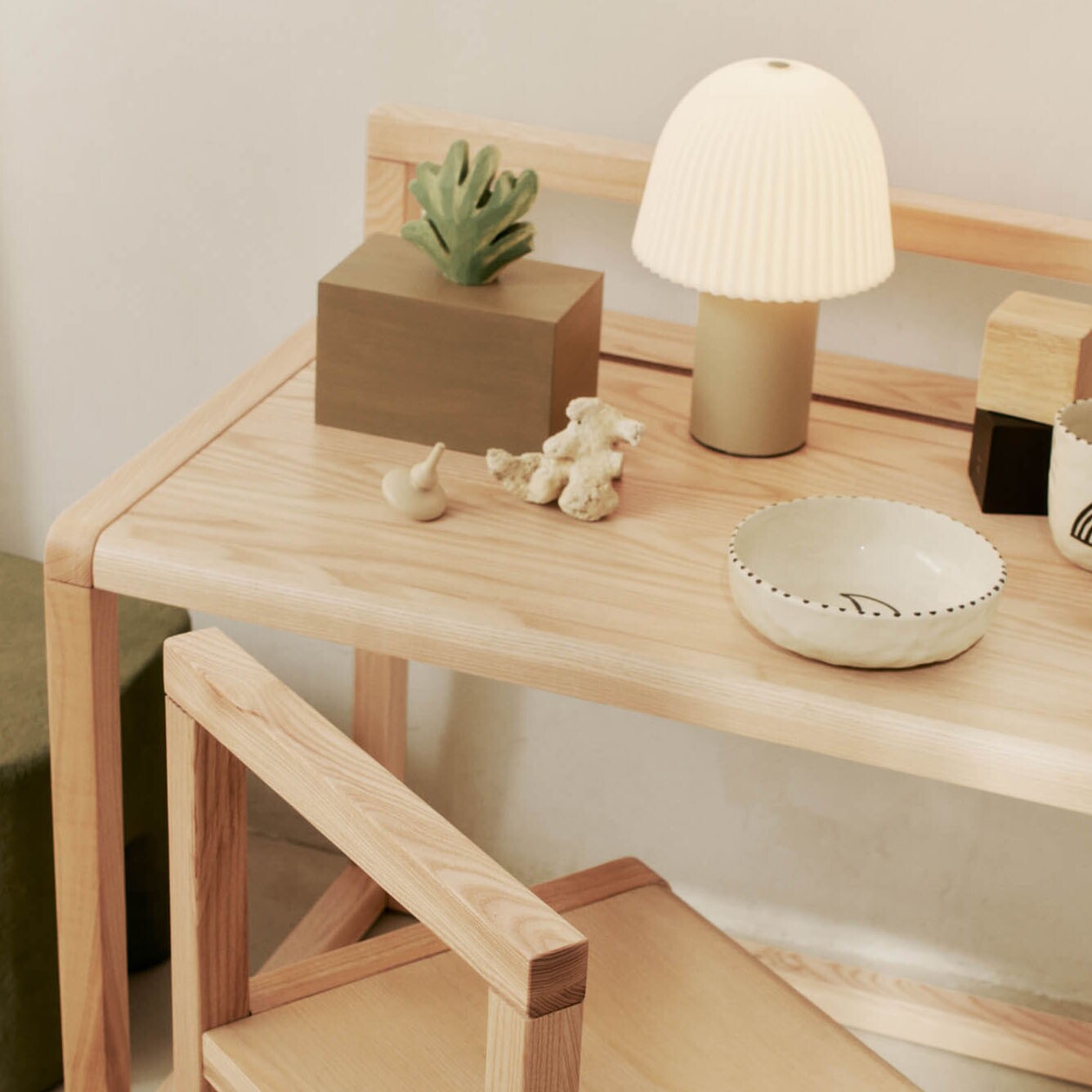 Frill LED Table Lamp with Battery