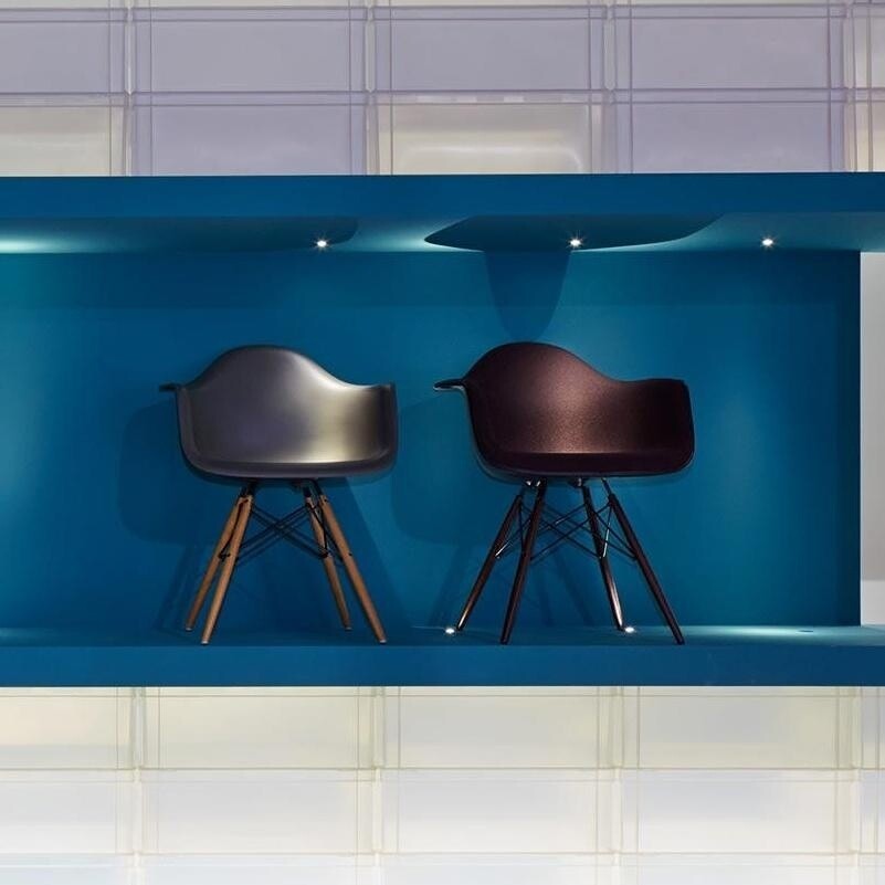 Eames Plastic Armchair DAW Golden Maple Base