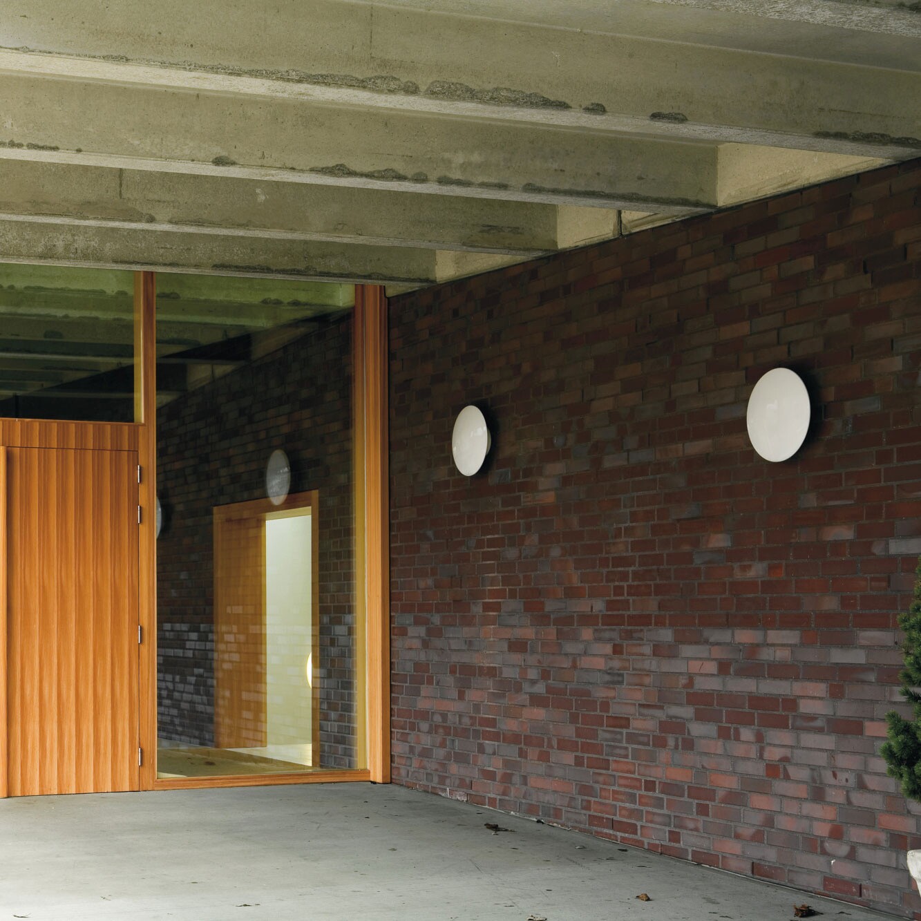 AJ Eklipta Outdoor Wall Lamp