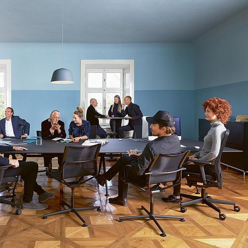 D1 Office Chair with Armrests & Castors Frame