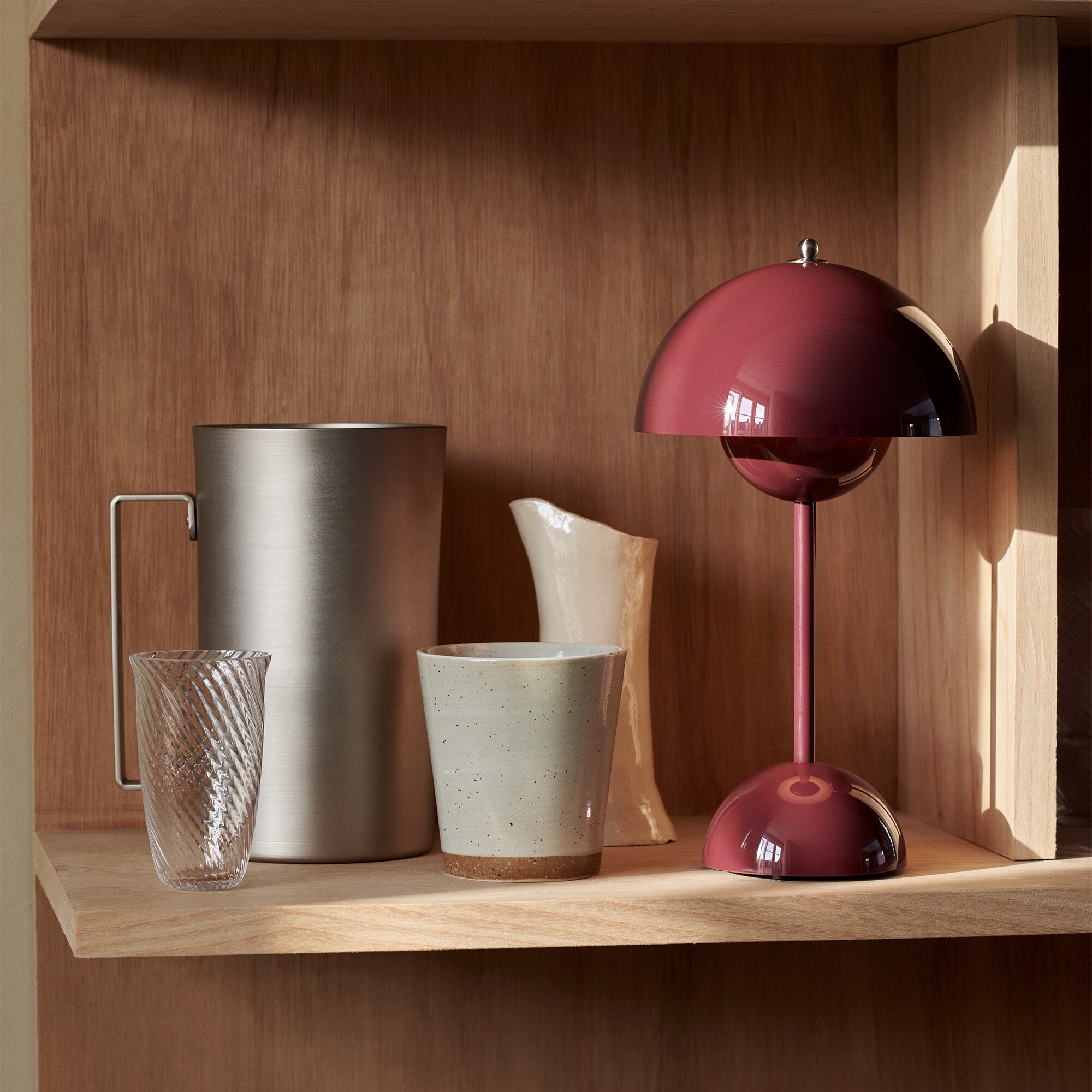 Flowerpot VP9 LED Battery Table Lamp