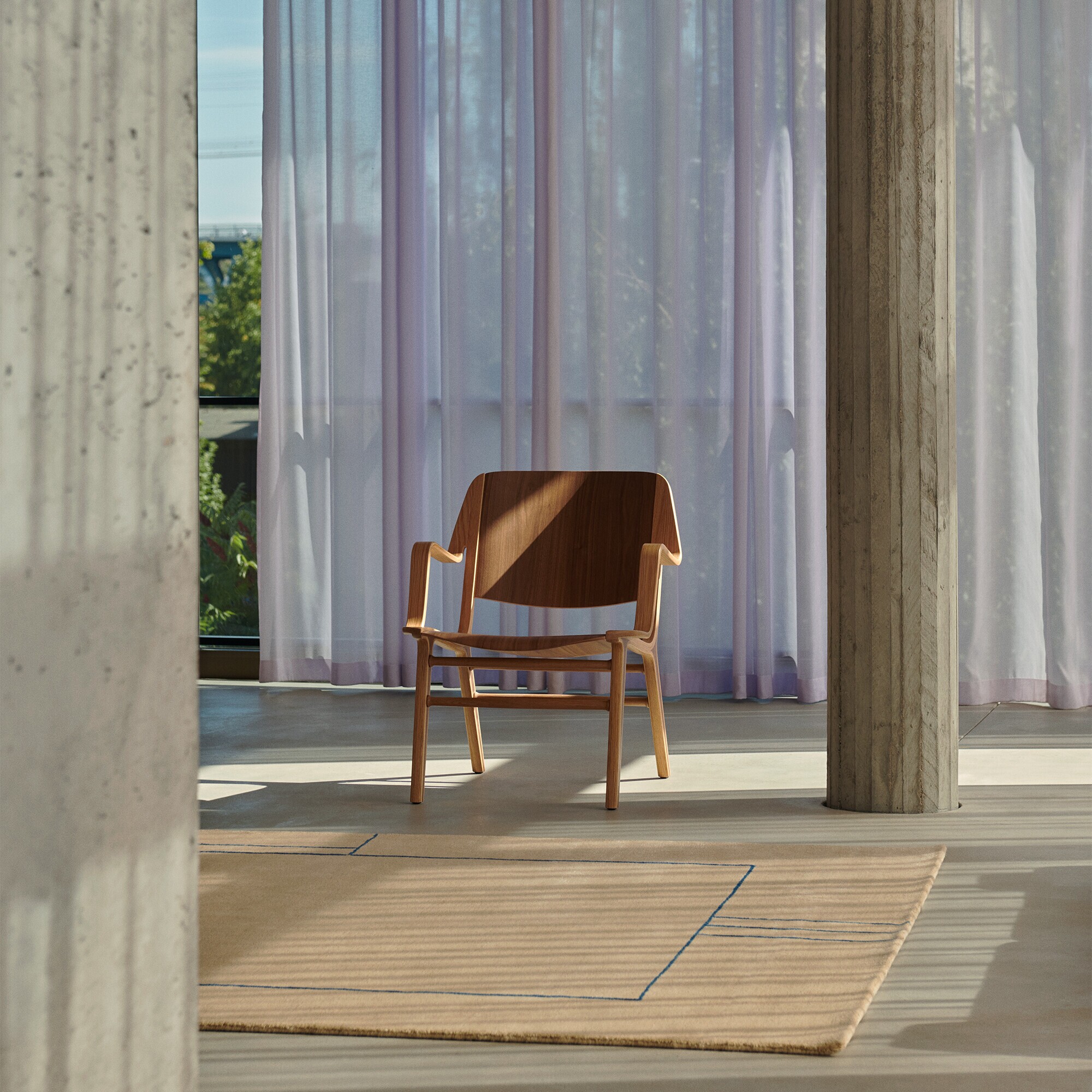 AX HM11 Lounge Chair with Armrest