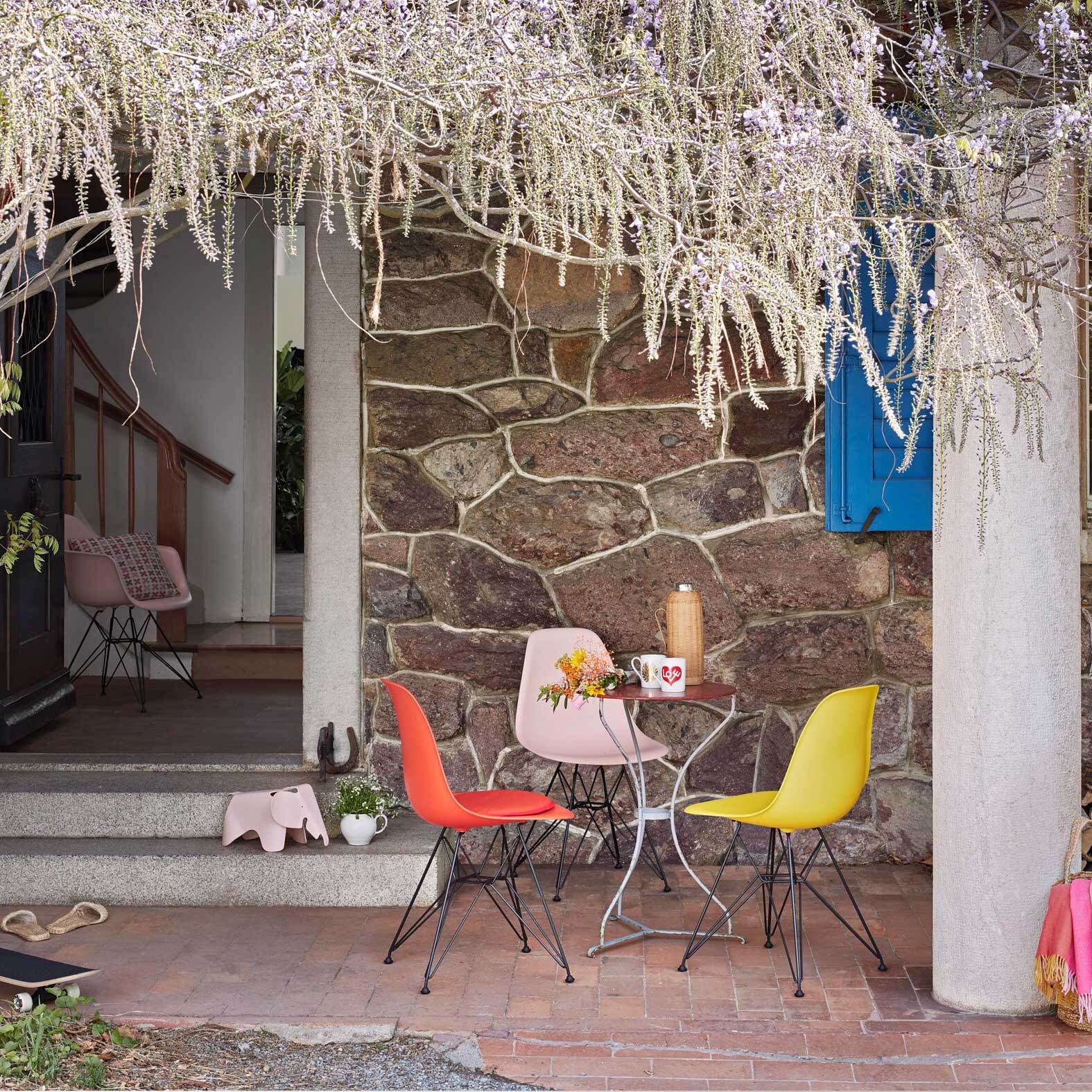 Eames Plastic Side Chair DSR RE Black Base