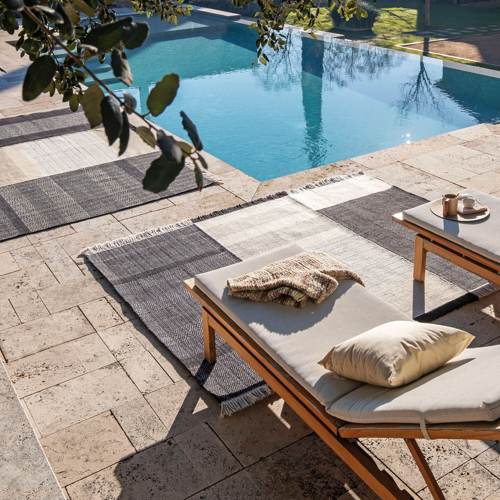 Tres Outdoor Rug 170x240cm