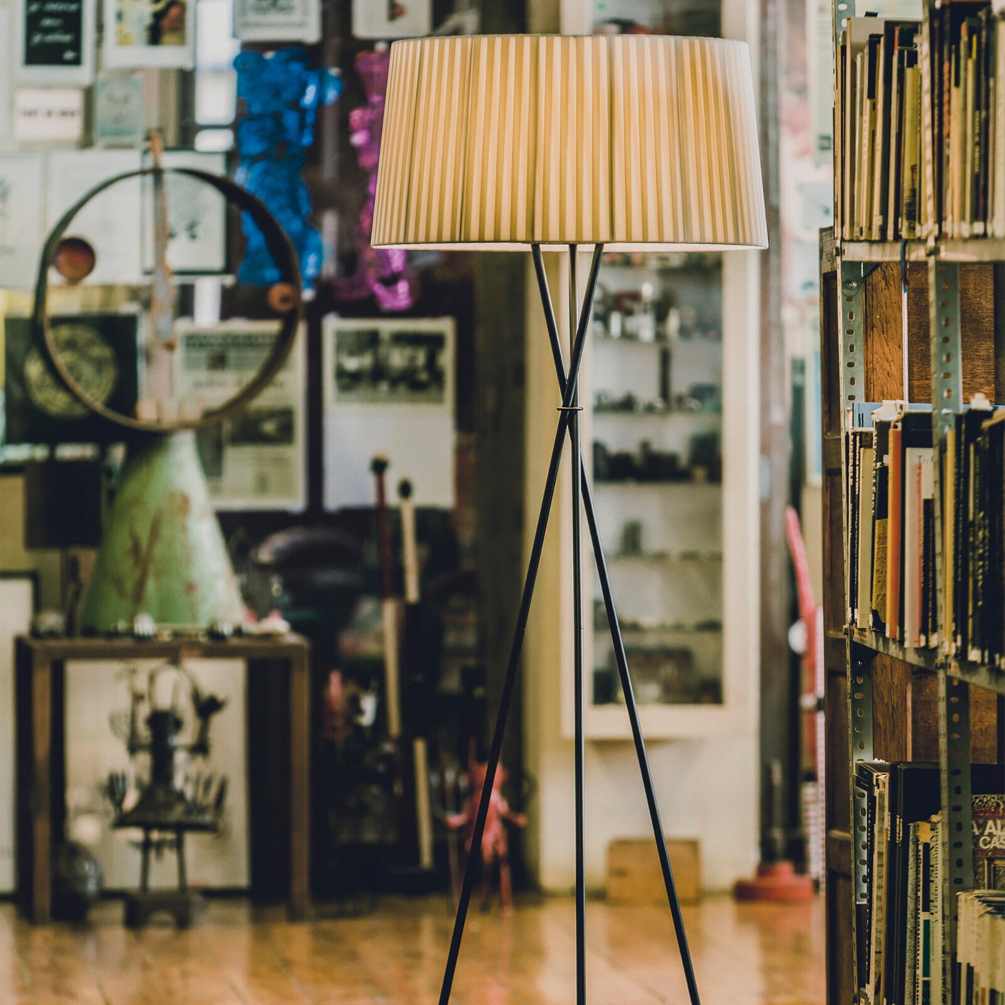 Trípode G5 Floor Lamp